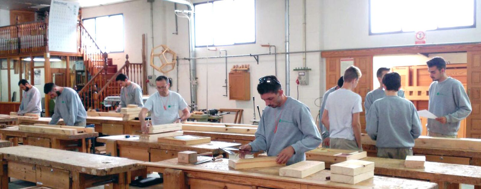 Alumnos durante una clase en la Escuela de Madera de Encinas Reales, en una imagen de archivo.