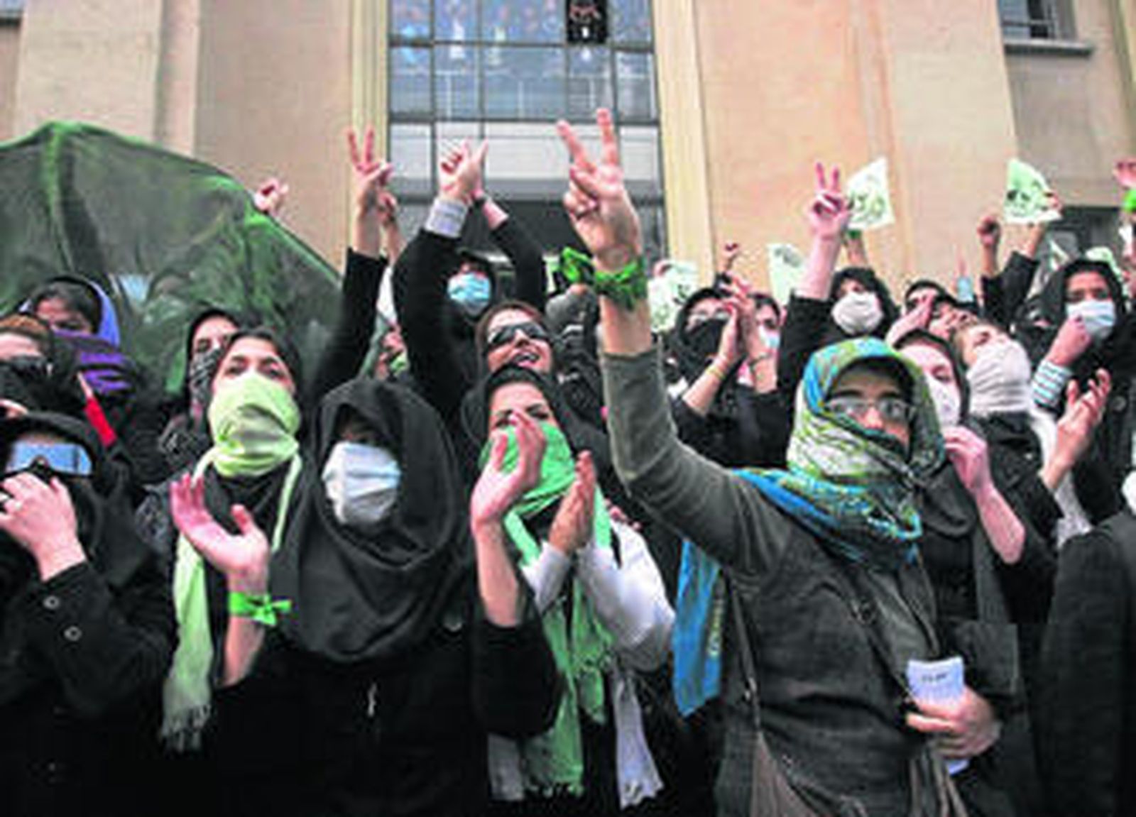Estudiantes universitarios gritan consignas de apoyo a los líderes reformistas, ayer en la Universidad de Teherán.