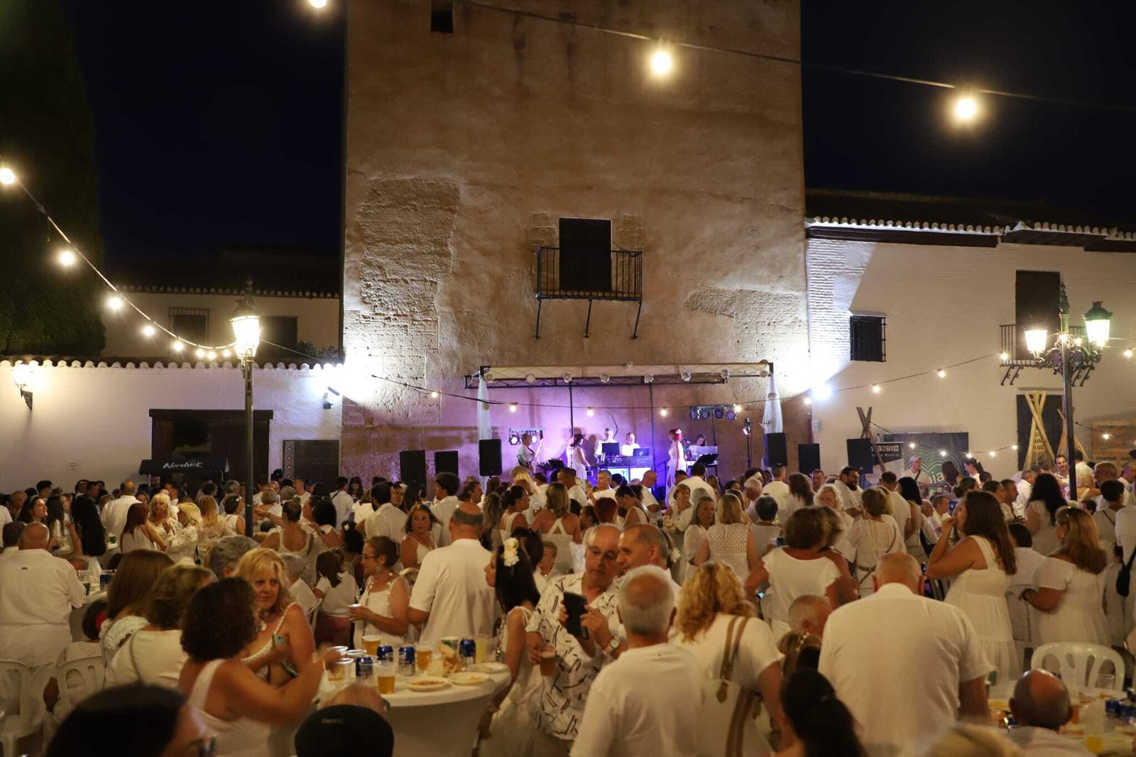 Unas 400 personas vestidas de blanco disfrutaron de la velada.