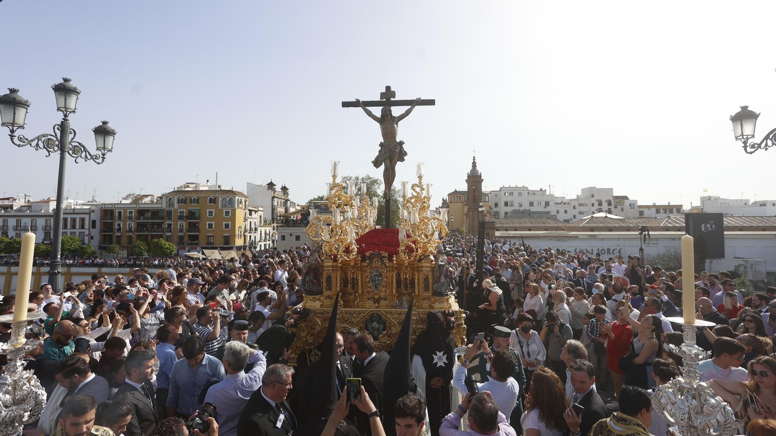 El Cristo del Cachorro cruzando el Puente de Triana el Viernes Santo de 2022