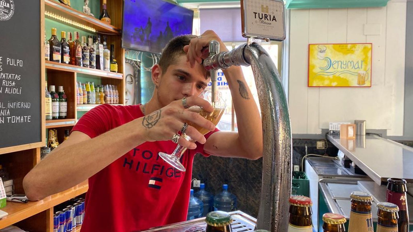 Víctor Marian sirviendo una caña