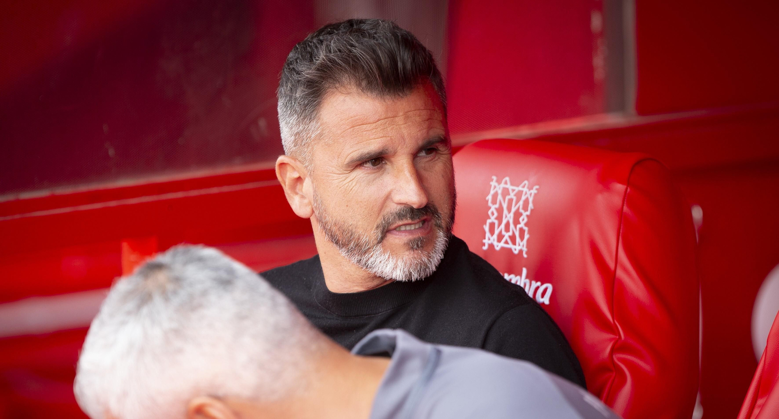 Iván Ania, entrenador del Córdoba CF, en el banquillo de Los Cármenes. Iván Ania, entrenador del Córdoba CF, en el banquillo de Los Cármenes.