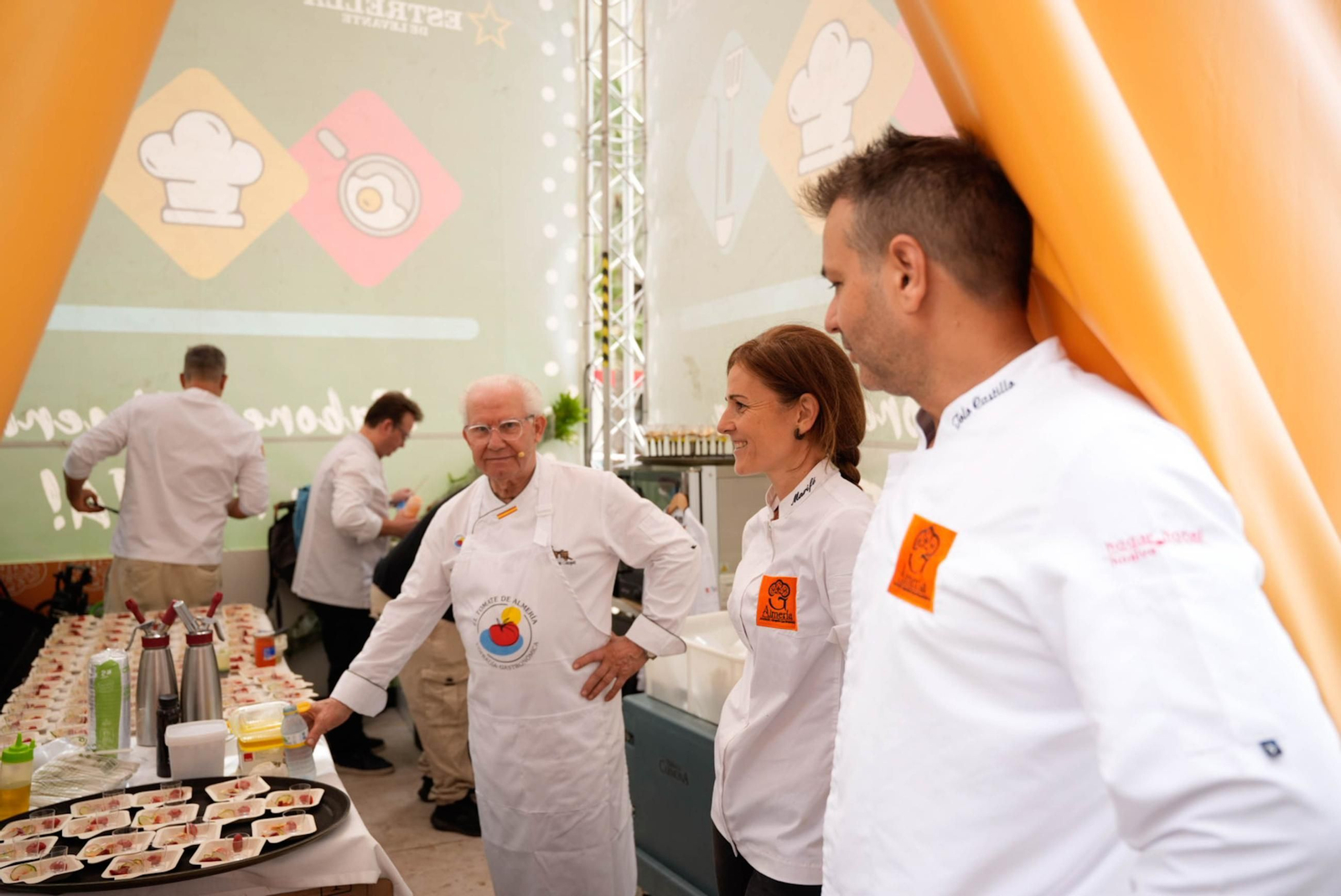 La Cofradía del Tomate y la semifinal del concurso gastronómico de la Feria de Almería, en imágenes