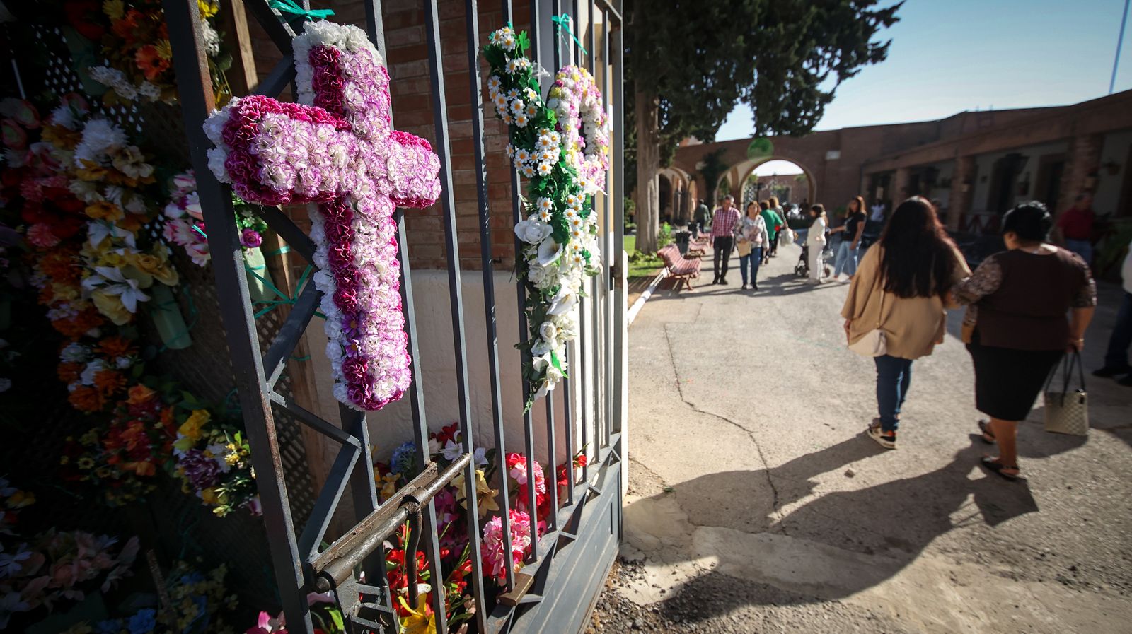 Día de recuerdos y emociones en el cementerio de Jerez
