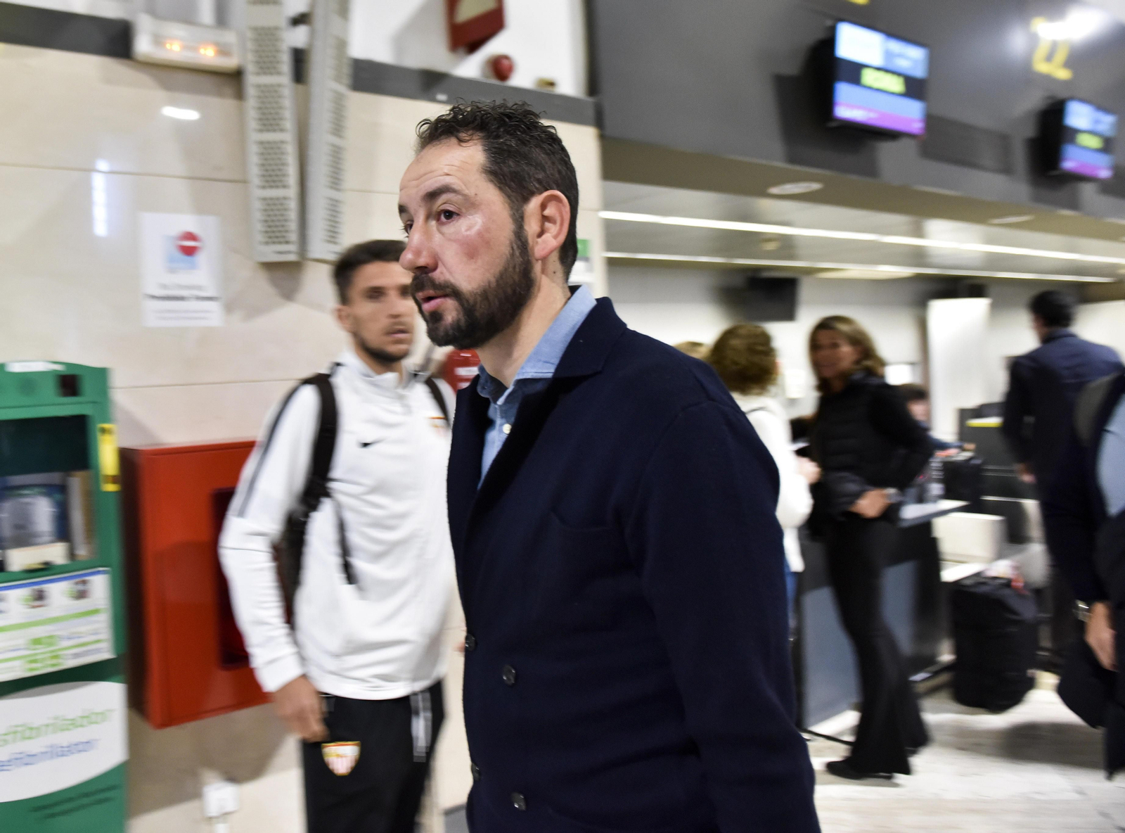 Pablo Machín, en el aeropuerto ante Carriço durante el viaje a Roma.