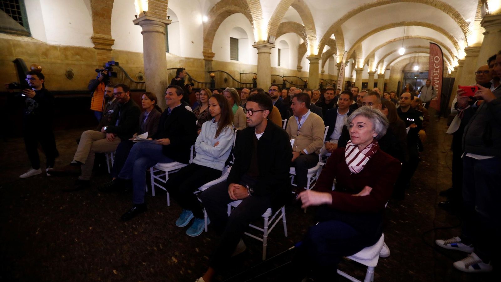 Autoridades y atletas, en la presentación de la Media Maratón.