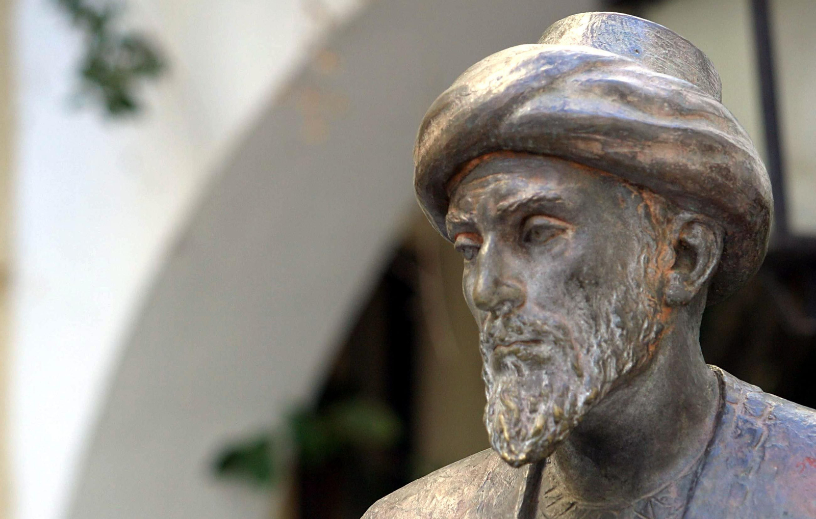 Escultura de Maimónides.