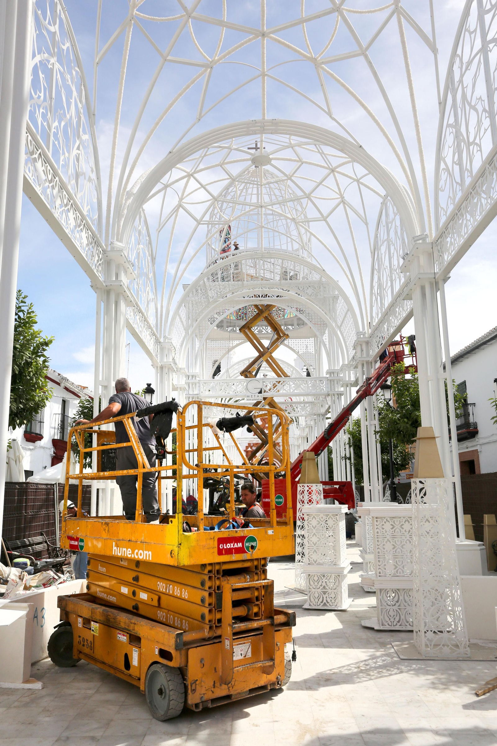 Imágenes de los preparativos en almonte y el Rocío para la venida de la Virgen