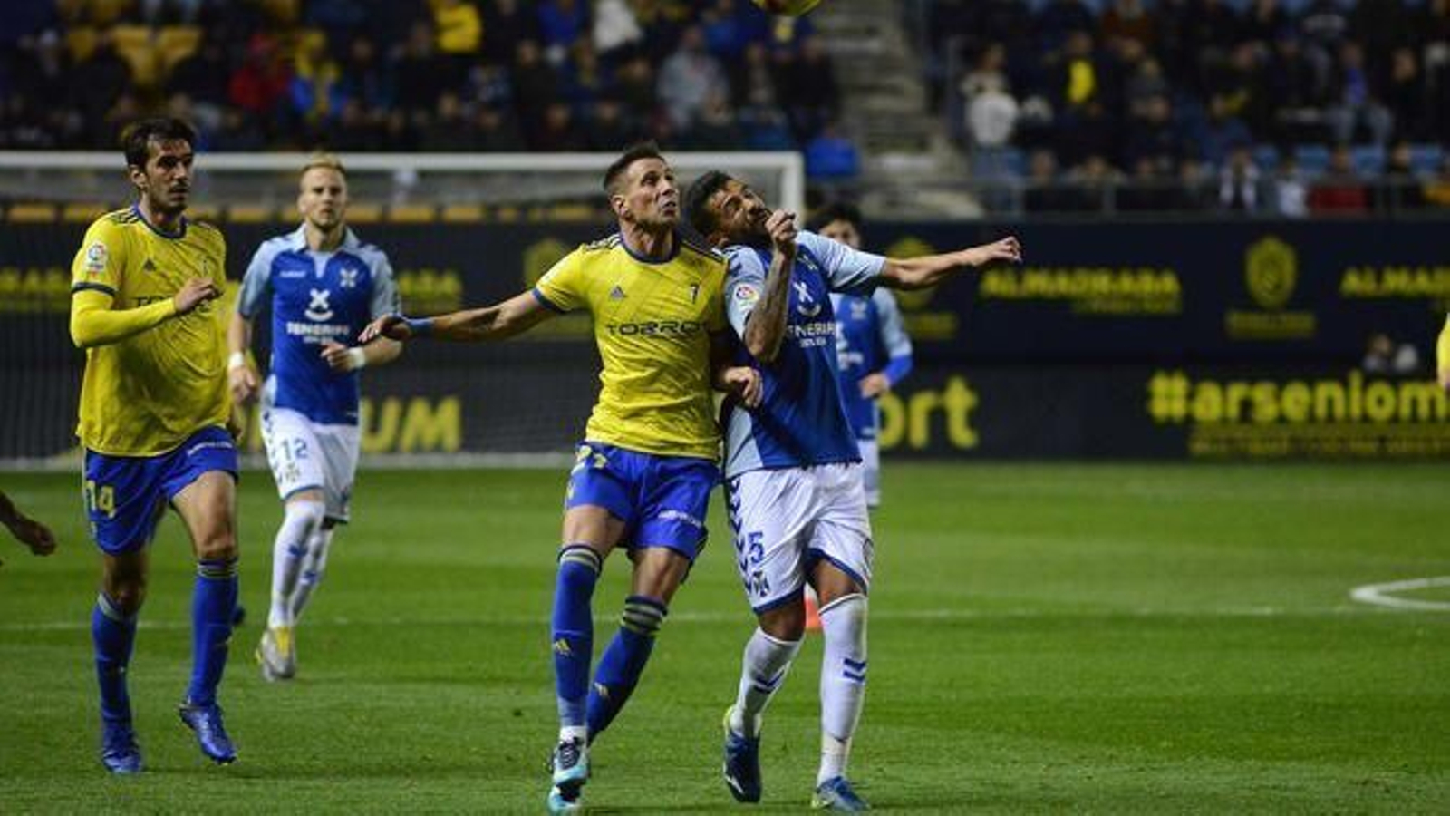 David Querol pugna con Alberto durante el encuentro contra el Tenerife.