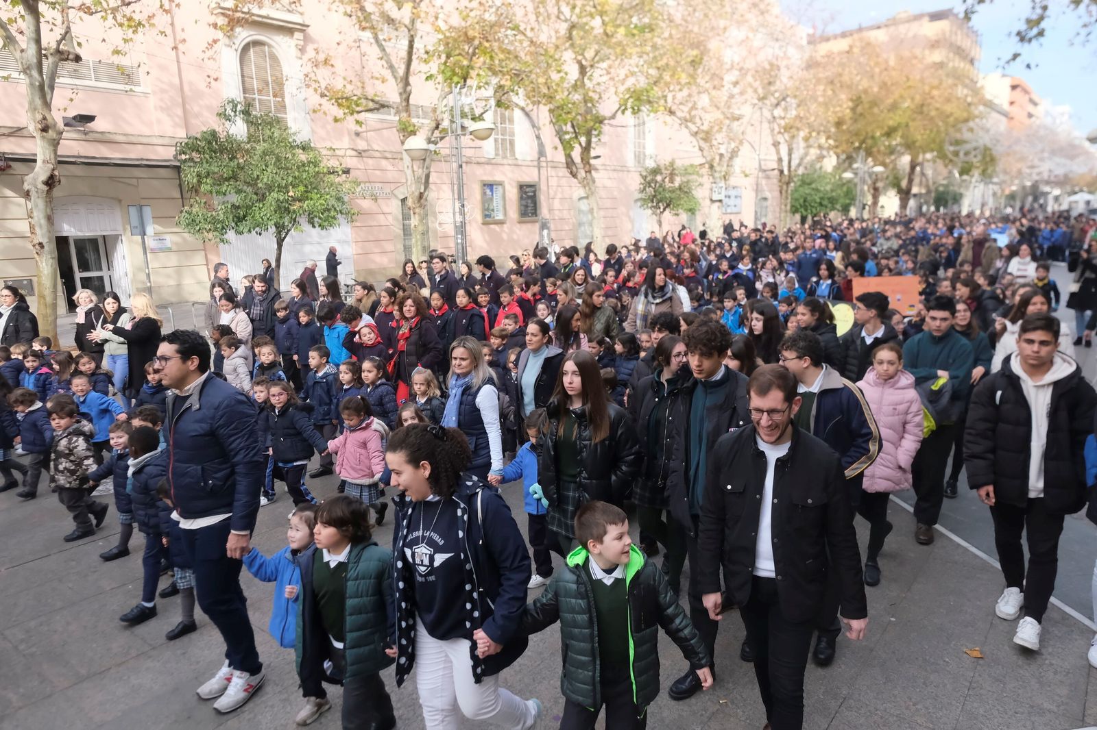 Córdoba celebra el Día del Cáncer Infantil con una marcha con cientos de escolares