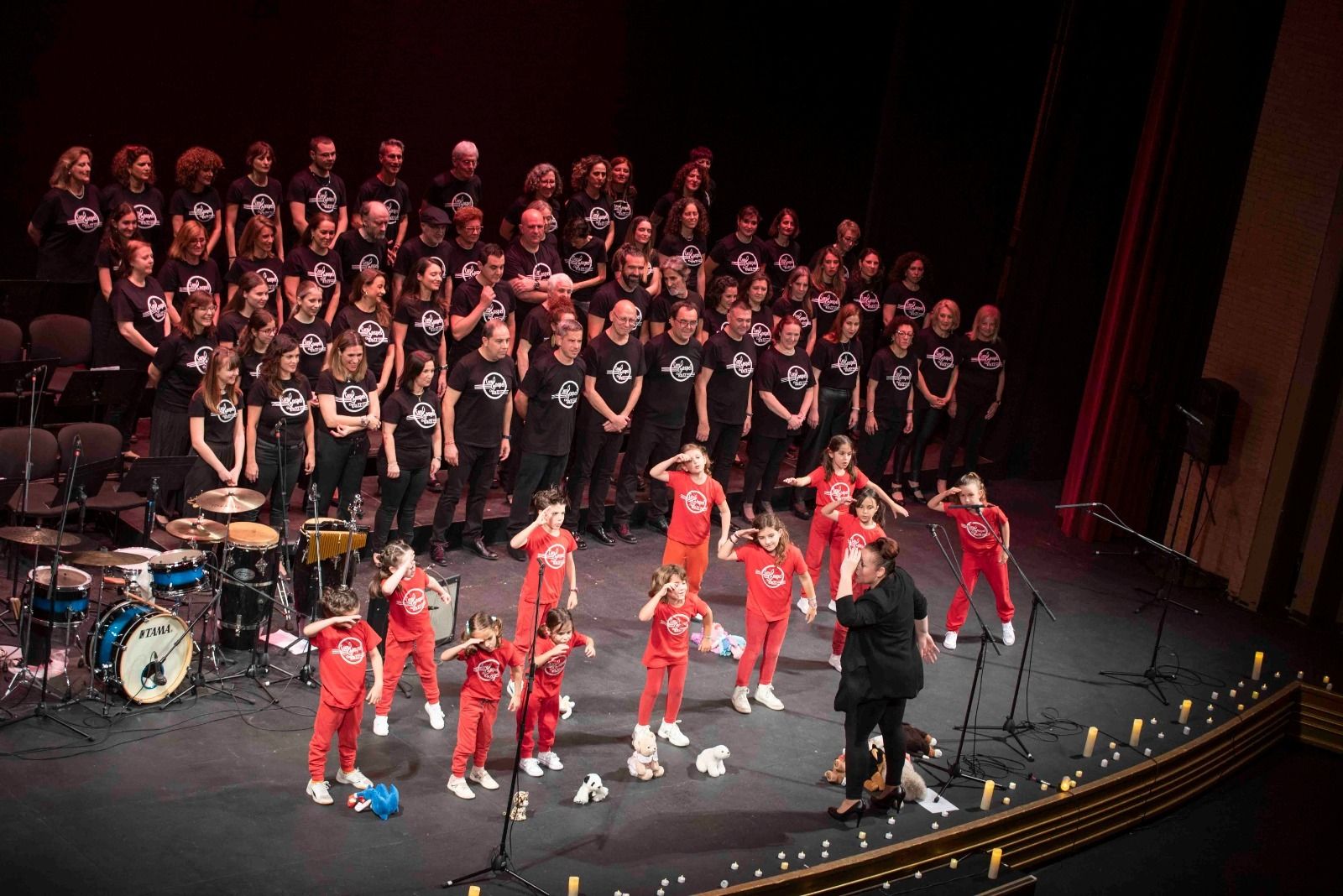 Noemí Pérez dirigiendo al Coro Góspel.