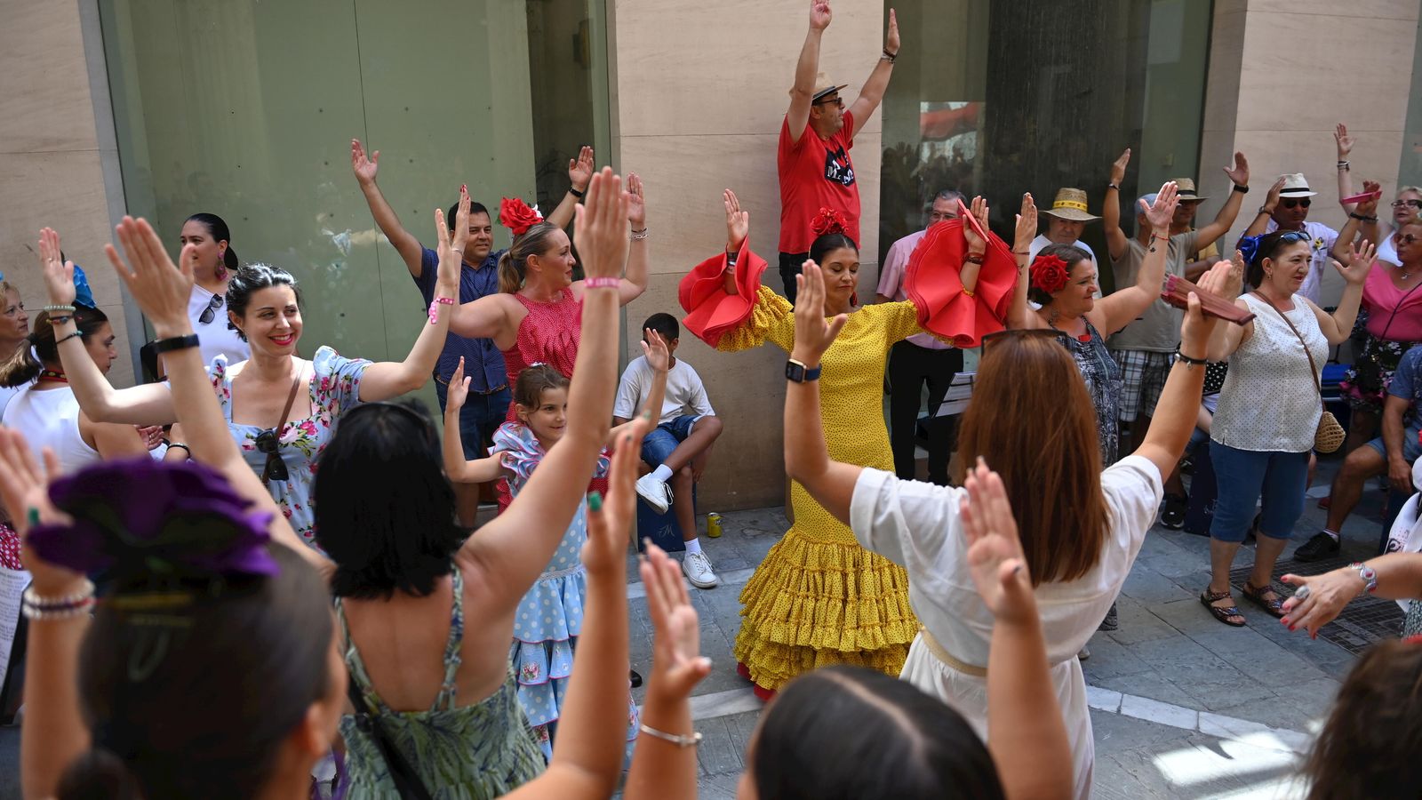 Una charanga en la calle Liborio García monta una coreografía.
