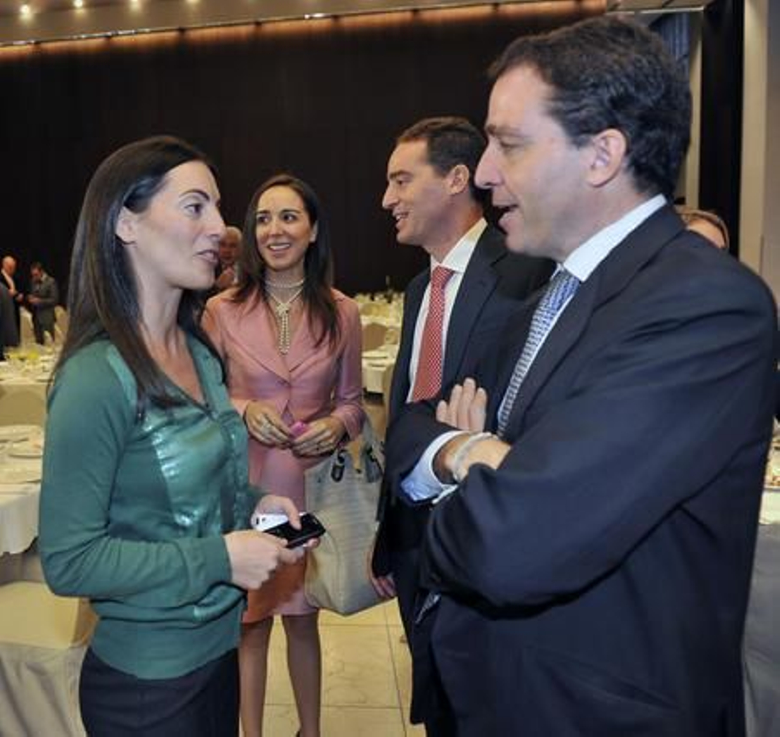 Rosario Soto, del PP; Rosa Santos, de la Fundación Cajasol; Marcos Contreras Manrique, vicepresidente de Cajasol, y Luis Contreras Manrique.

Foto: Juan Carlos Vázquez