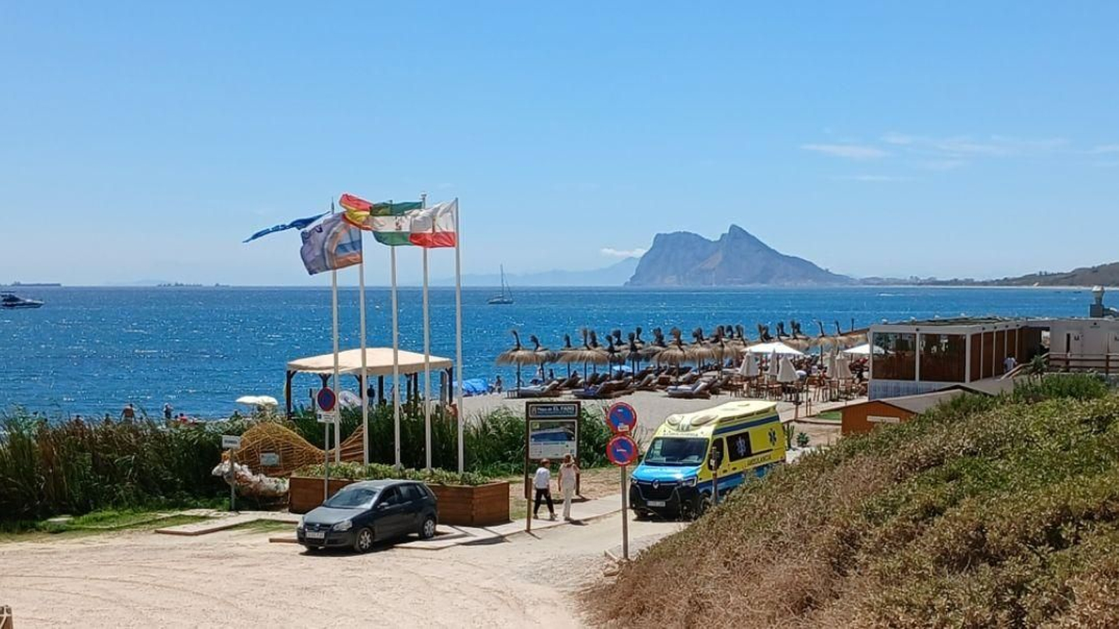 La playa de La Alcaidesa, con Sal Verde y de fondo, el Peñón