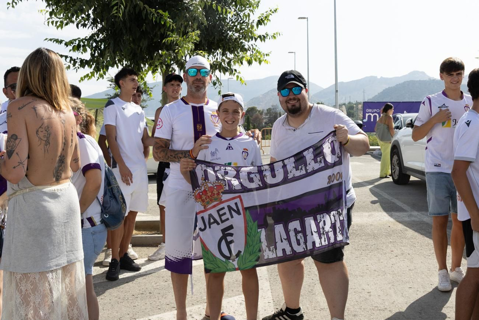 El épico recibimiento de la afición lagarta al Real Jaén, en imágenes