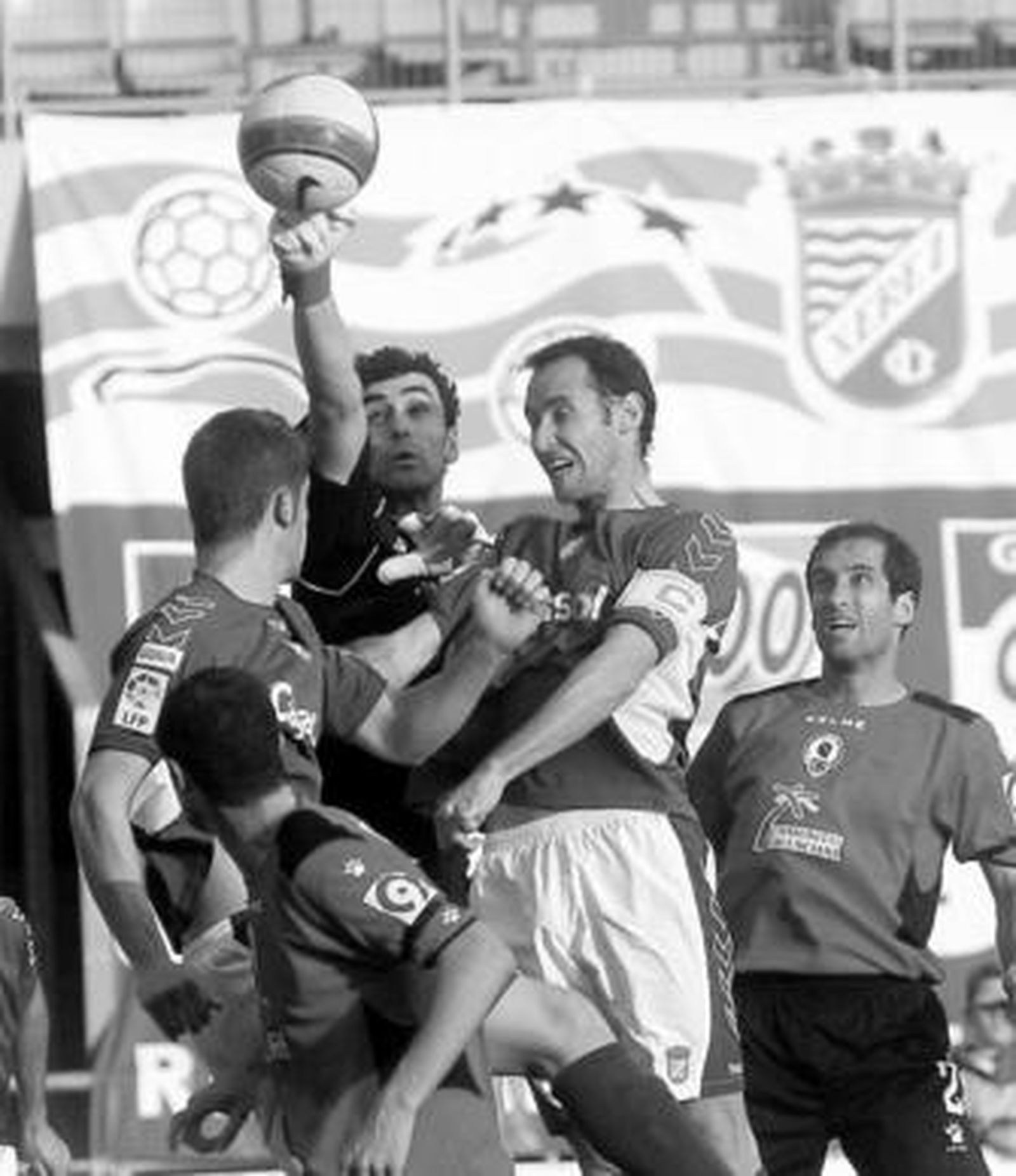 1. Unai Alba se anticipa a Moreno y Héctor Verdés en uno de los saques de esquina que subieron a rematar los centrales azulinos 2. Míchel y Yordi intentan arrebatar el balón al portero del Hércules tras el 3-3 para que no perdiese tiempo. 3. El ex xerecista Ismael celebra junto a Farinós su gol, tanto que dedicó a Unai Alba, que la pasada semana perdió a su padre. 4. Jugada en la que entre Unai Alba y Diego Jaume derriban a Míchel y provocan el primer penalti a favor de los azulinos. 5. José Manuel Calvo, delegado de campo del Xerez, Goikoetxea y Vélez intentan frenar a Tote para que no agreda al colegiado. 6. Marco Navas recrimina a Graff una dura entrada que le hizo. 7. Juanma coloca la pierna de forma poco ortodoxa ante Pedro Ríos. FOTOS: JUAN CARLOS TORO.