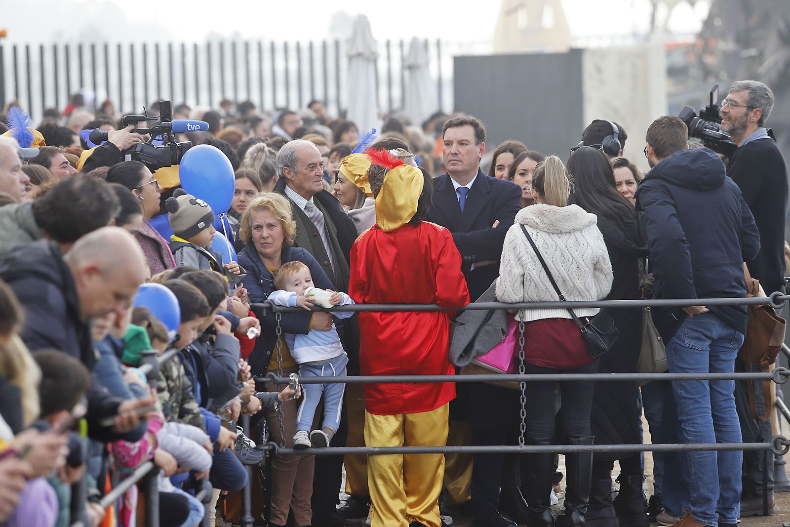Imágenes de la mágica llegada de los Reyes Magos y la Estrella de la Ilusión a Huelva en barco