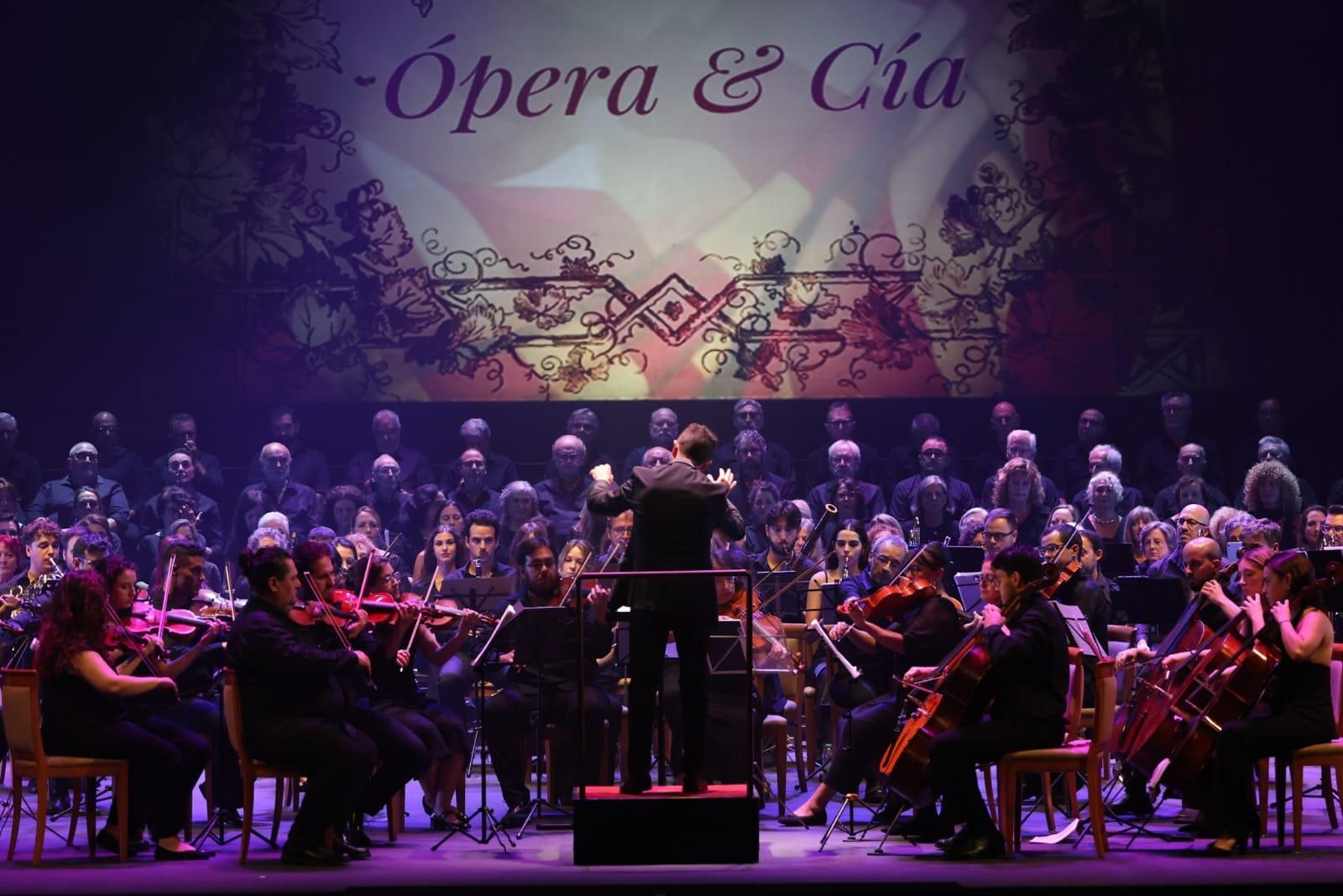 La Coral y la Orquesta de la UCA, bajo la dirección de Juan Manuel Pérez Madueño, durante su concierto en el Teatro Falla.