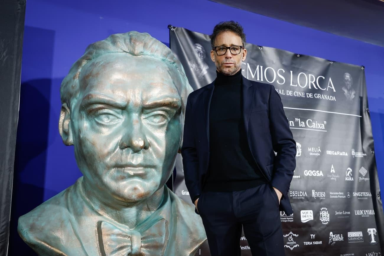 Álvaro Muñoz Escassi posa ante la estatua de los Premios Lorca instalada en el Cine Megarama.