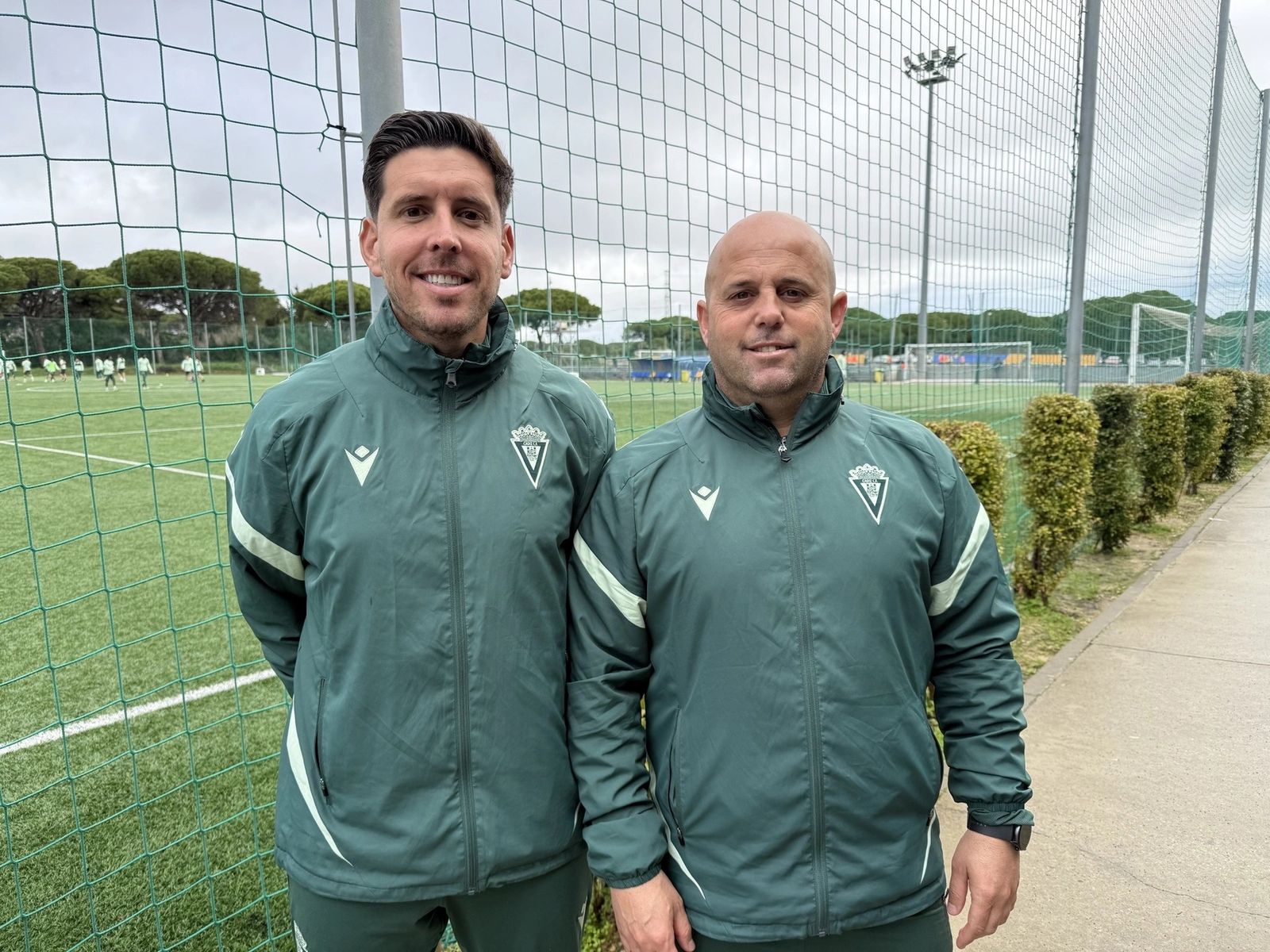 Pedro Mateos y Jesús Velázquez posan en las instalaciones de El Rosal.