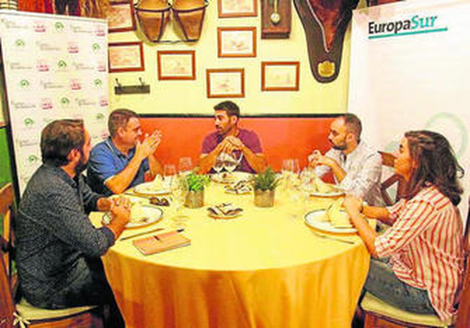 Borrego (segundo por la derecha) y Quirós (centro), ayer en la tertulia.