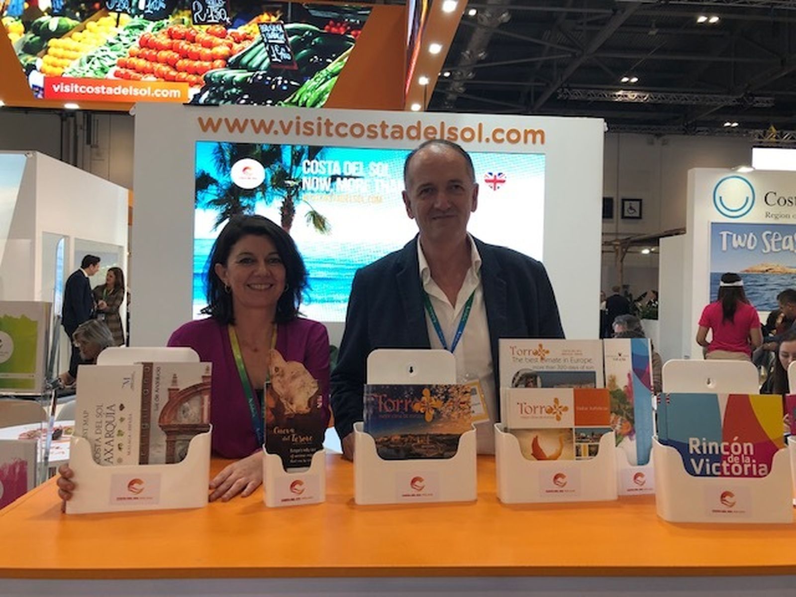 La concejala de Turismo de Frigiliana junto a Juan Peñas.