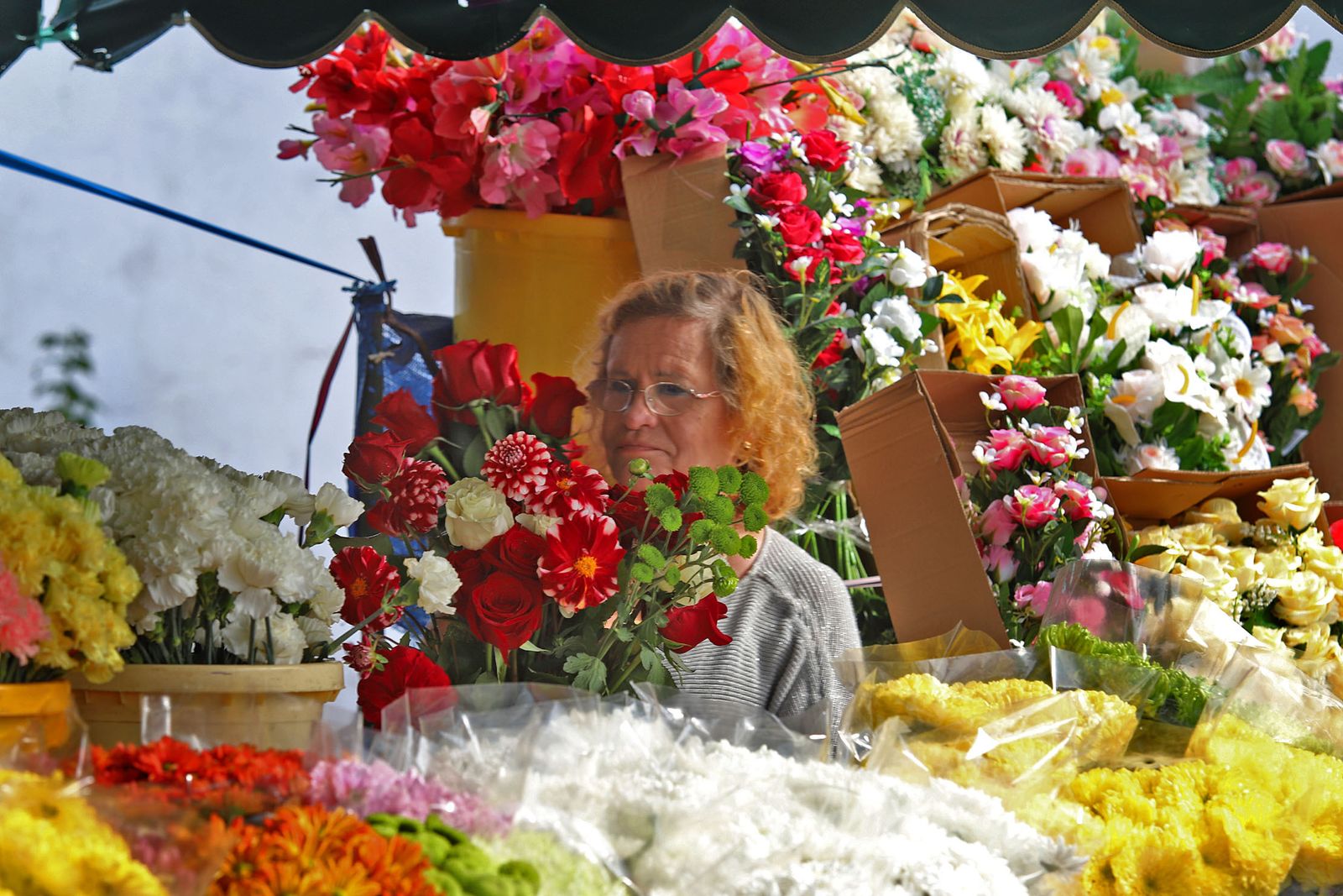 Imágenes de los preparativos en el cementerio de Huelva con motivo de la festividad de Todos los Santos