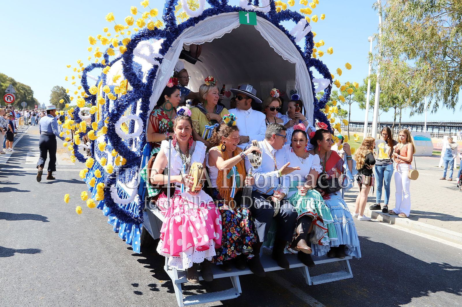 Imágenes de ambiente en la salida de la Hermandad de Huelva