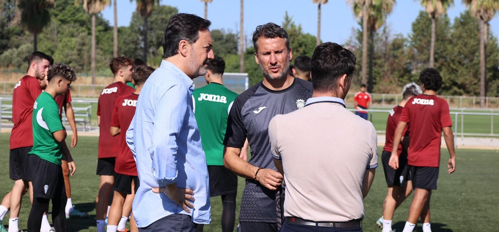 Monterrubio dialoga con Javi Flores y Gaspar Gálvez.