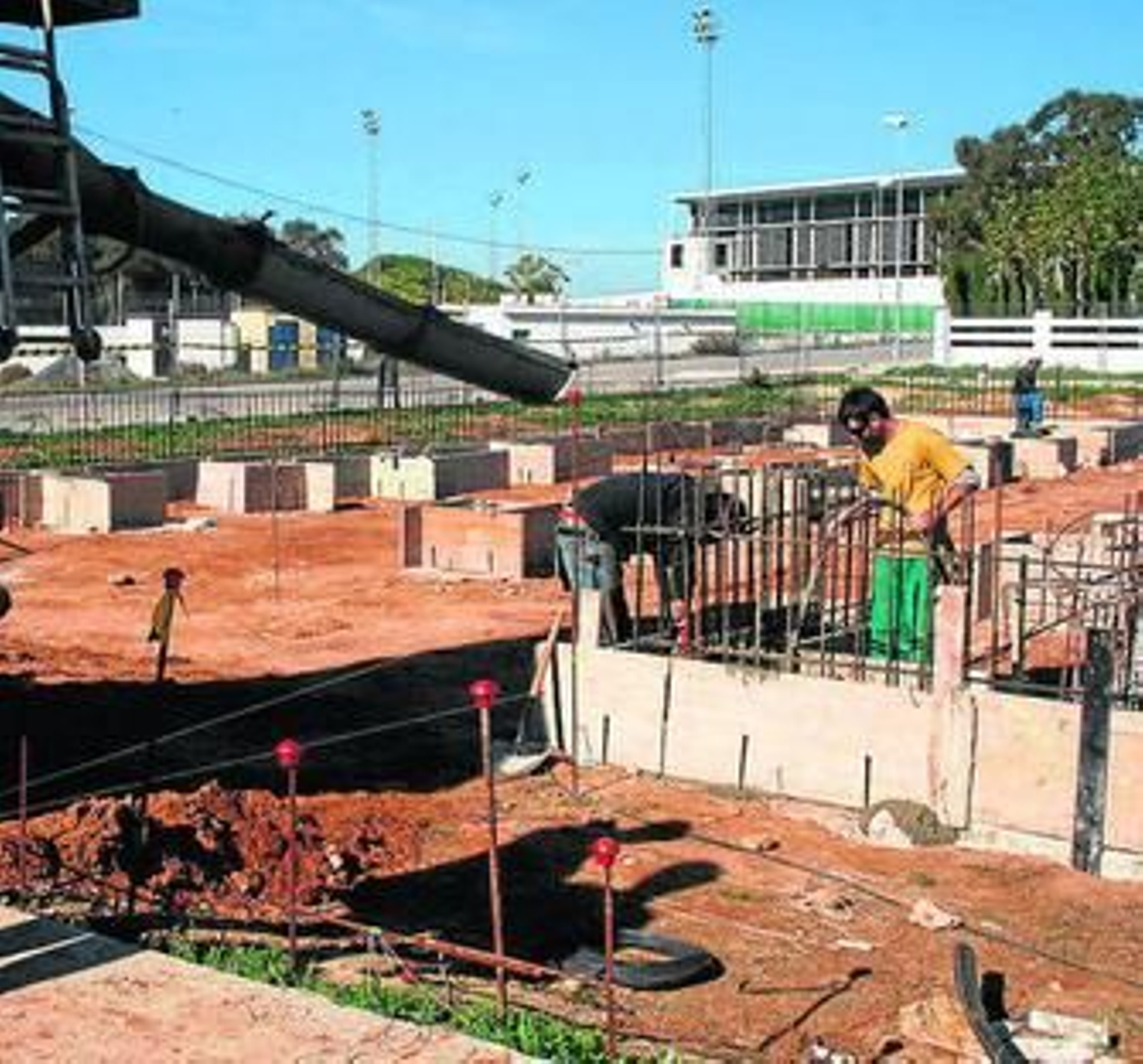 Aspecto que presentan las obras del futuro pabellón cubierto.