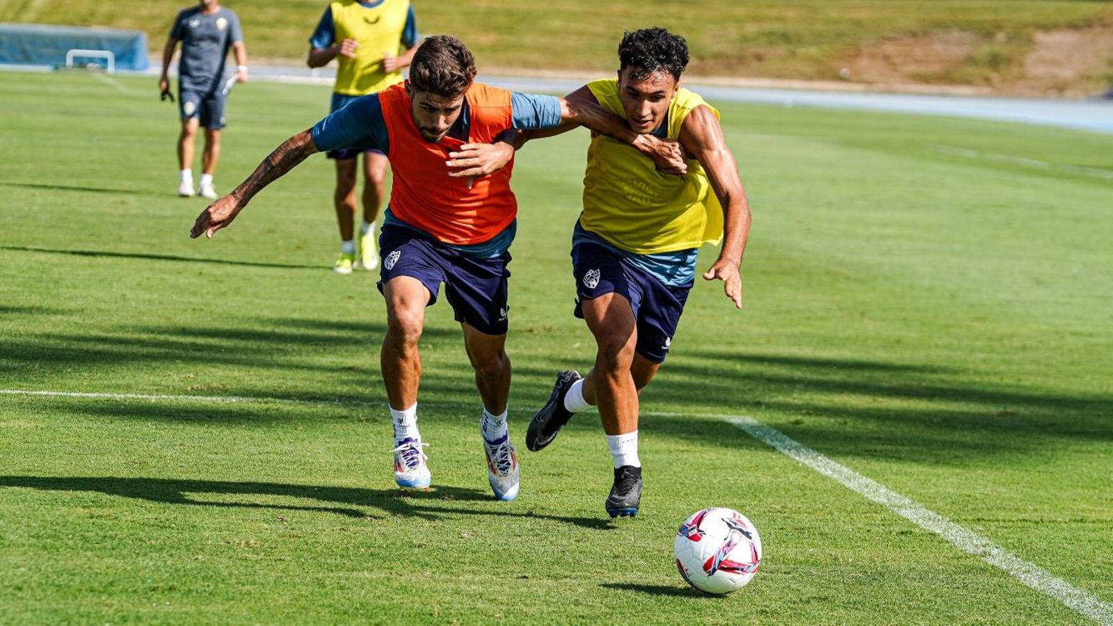 El extremo pugna un esférico con Alejandro Pozo.