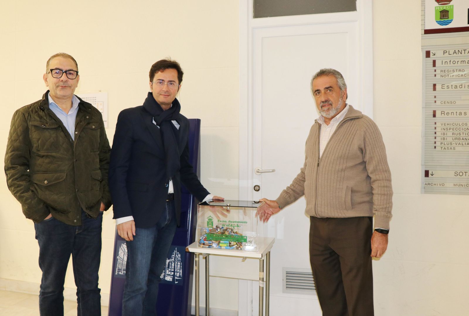 Francisco Góngora y José Andrés Cano, con uno de los recipientes.