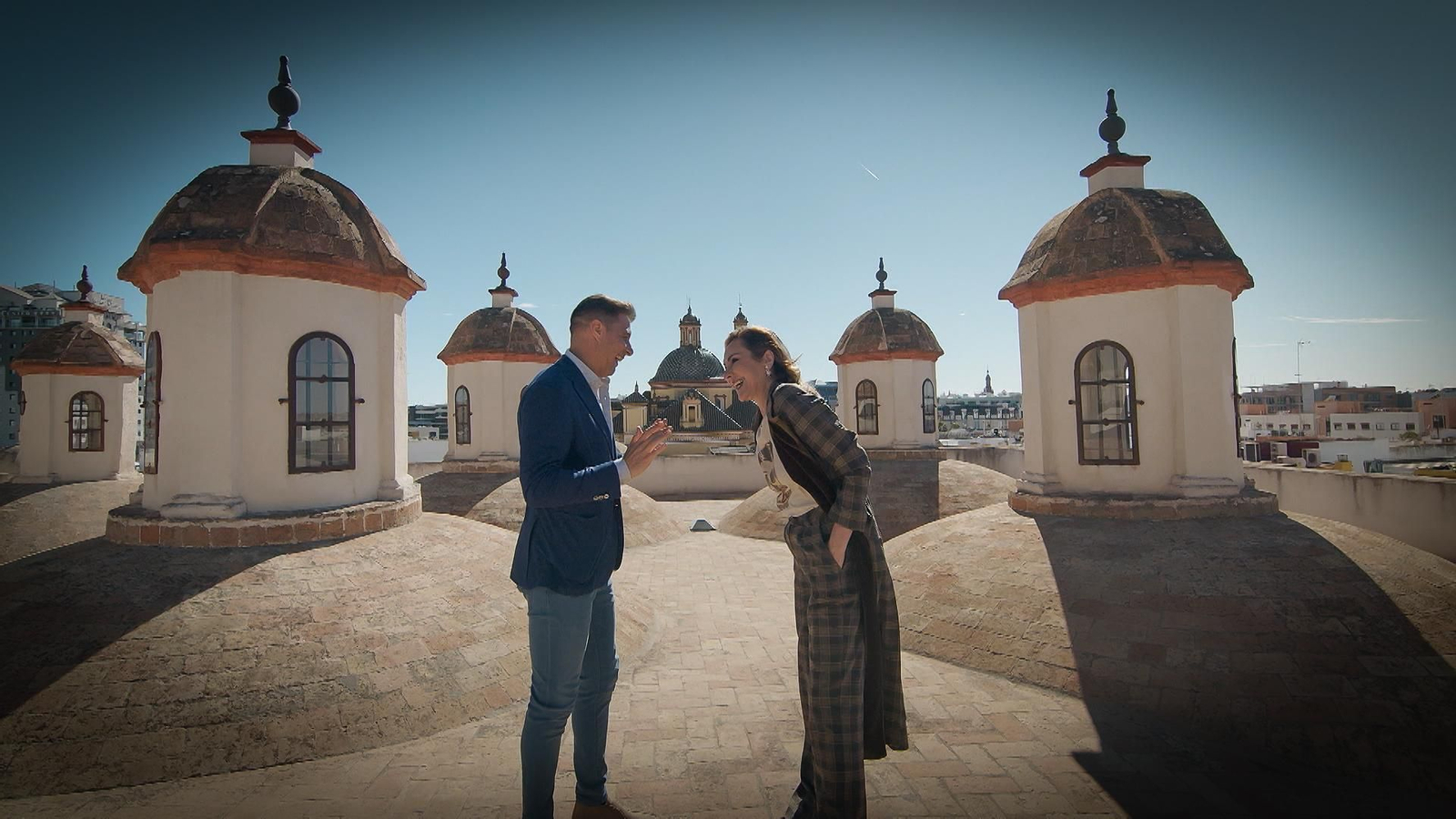 Ana Milán ríe ante la visita de Joaquín al monumento donde rodaba en Sevilla Ana Milán ríe ante la visita de Joaquín al monumento donde rodaba en Sevilla