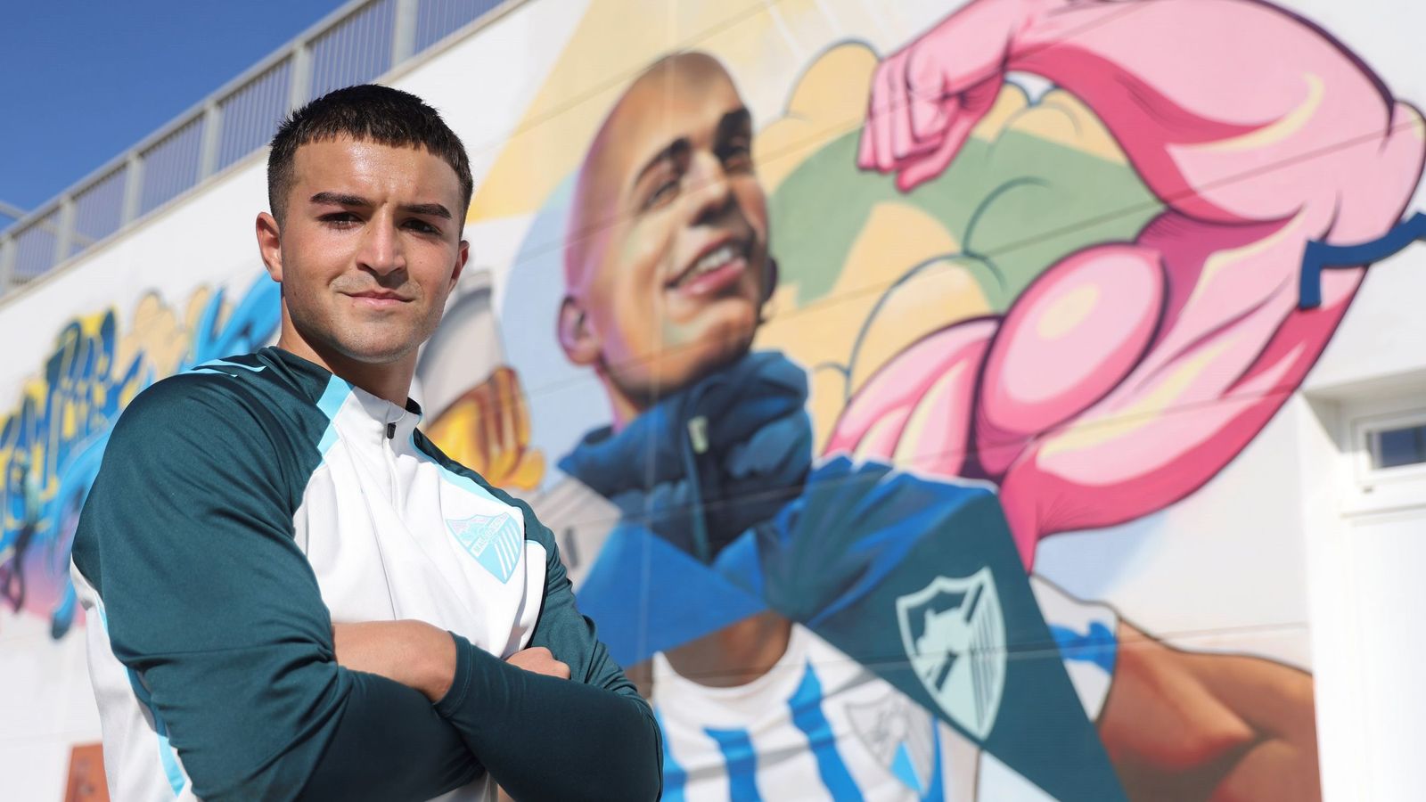 Adri López, con Pablo Ráez de fondo en La Academia, posa para este diario.