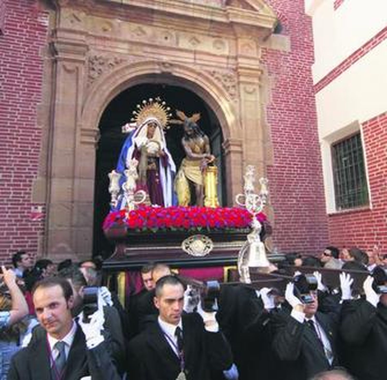 Mucho sol y resaca de pregón