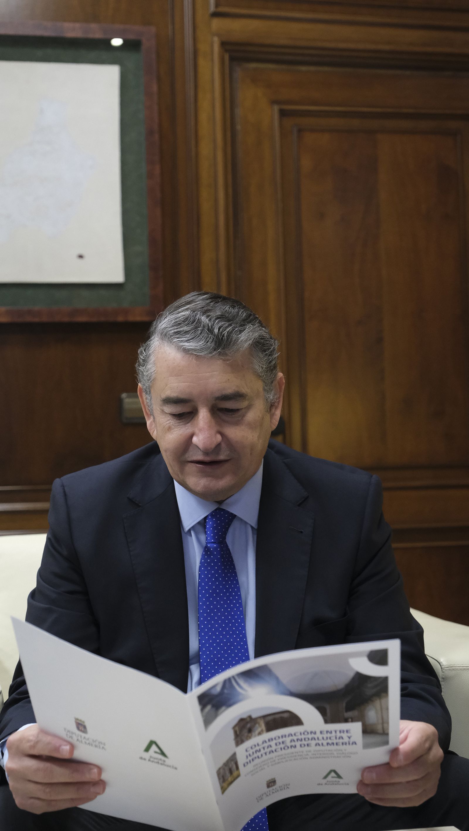 Imágenes de la visita del Consejero de Presidencia, Antonio Sanz, a la Diputación de Almería