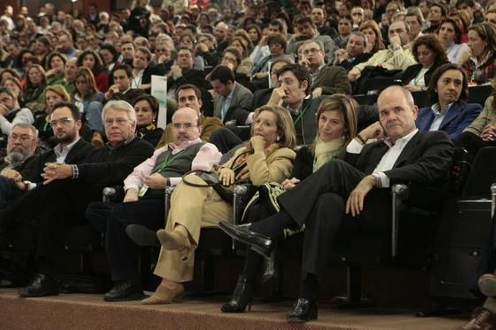 Chaves escucha atentamente el discurso de Griñán./ Juan Carlos Muñoz