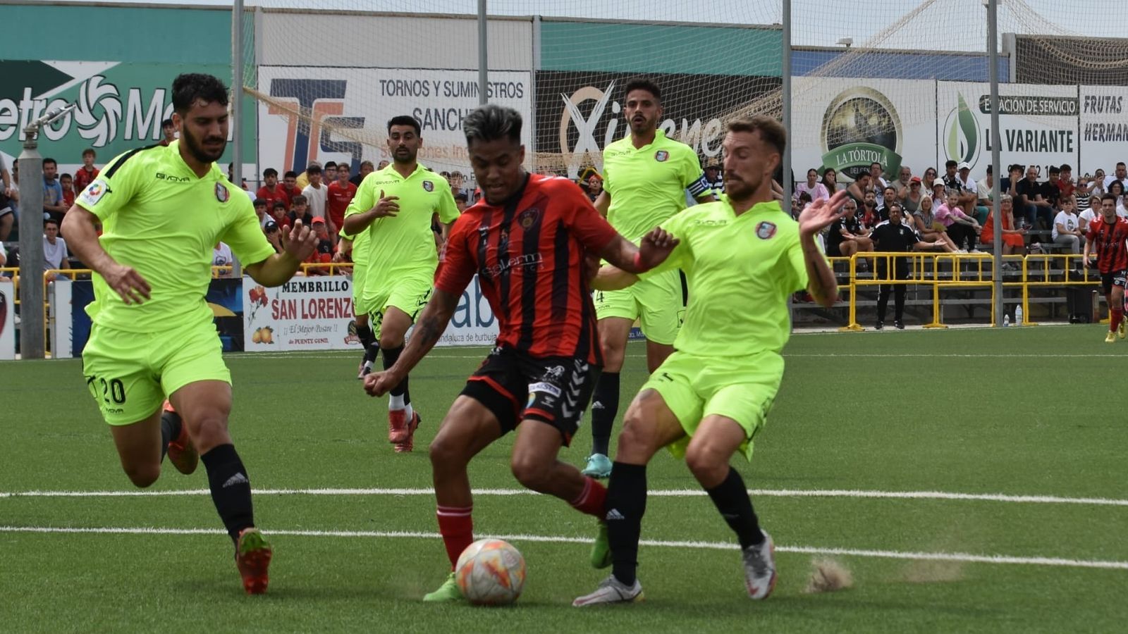 Alan Araiza es presionado por varios jugadores del Gerena.