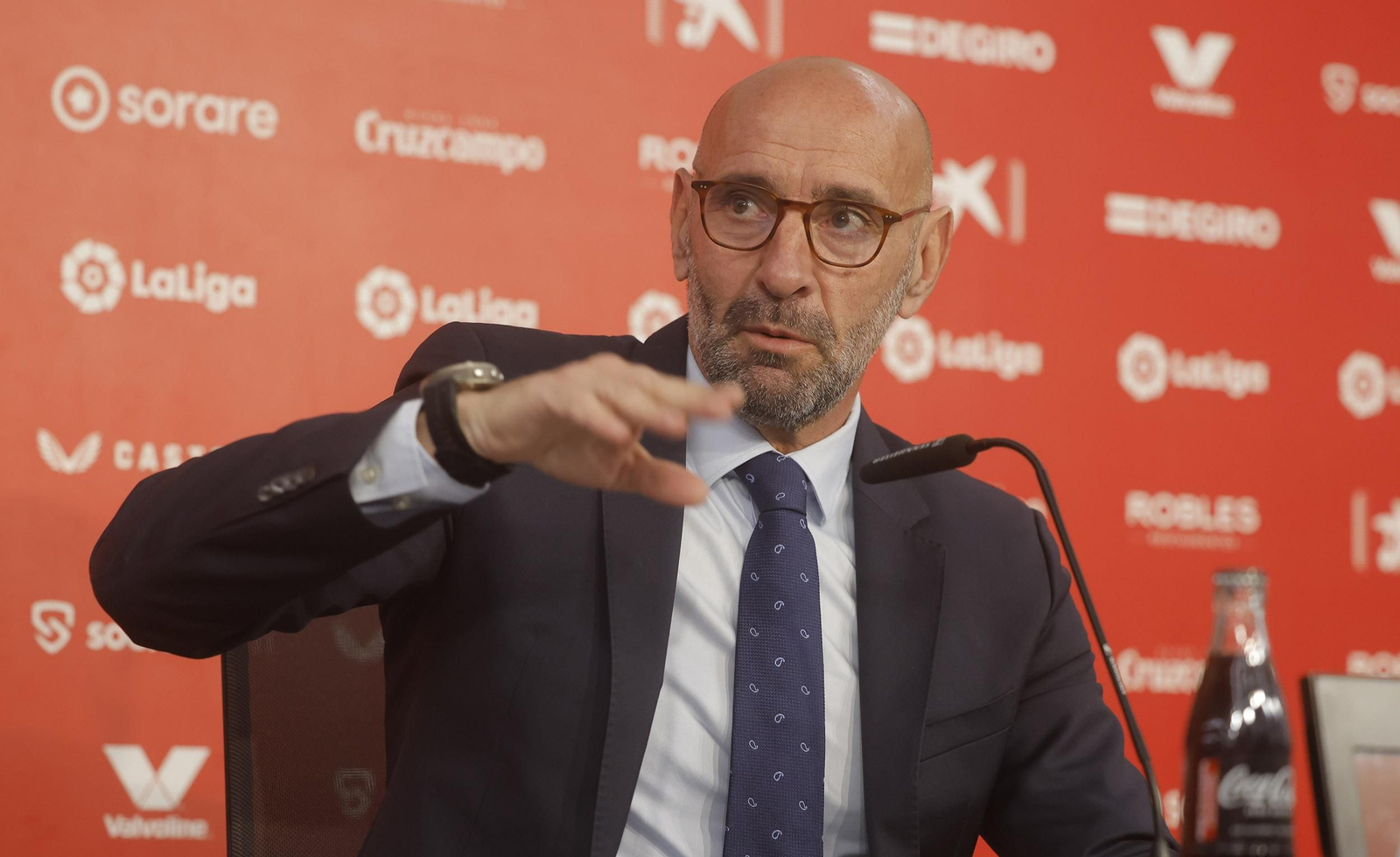Monchi realiza un gesto en una rueda de prensa.