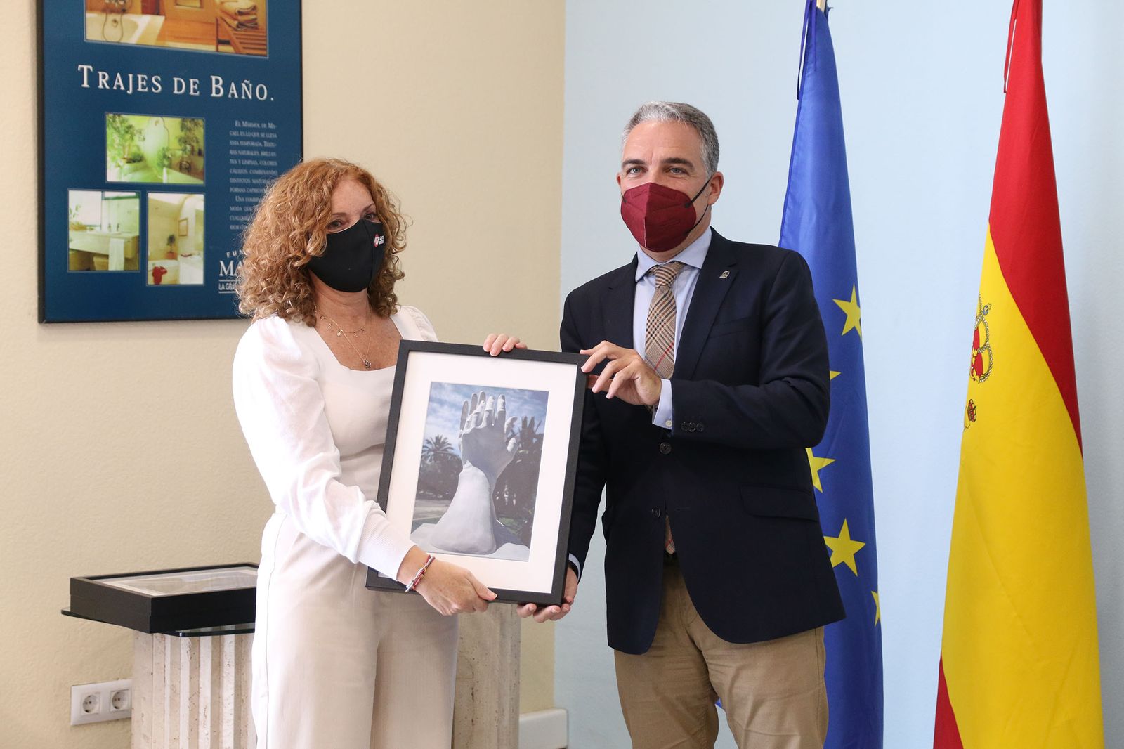 Las imágenes de la visita de Bendodo a Cosentino y la firma de la adenda con Extenda y la AEMA