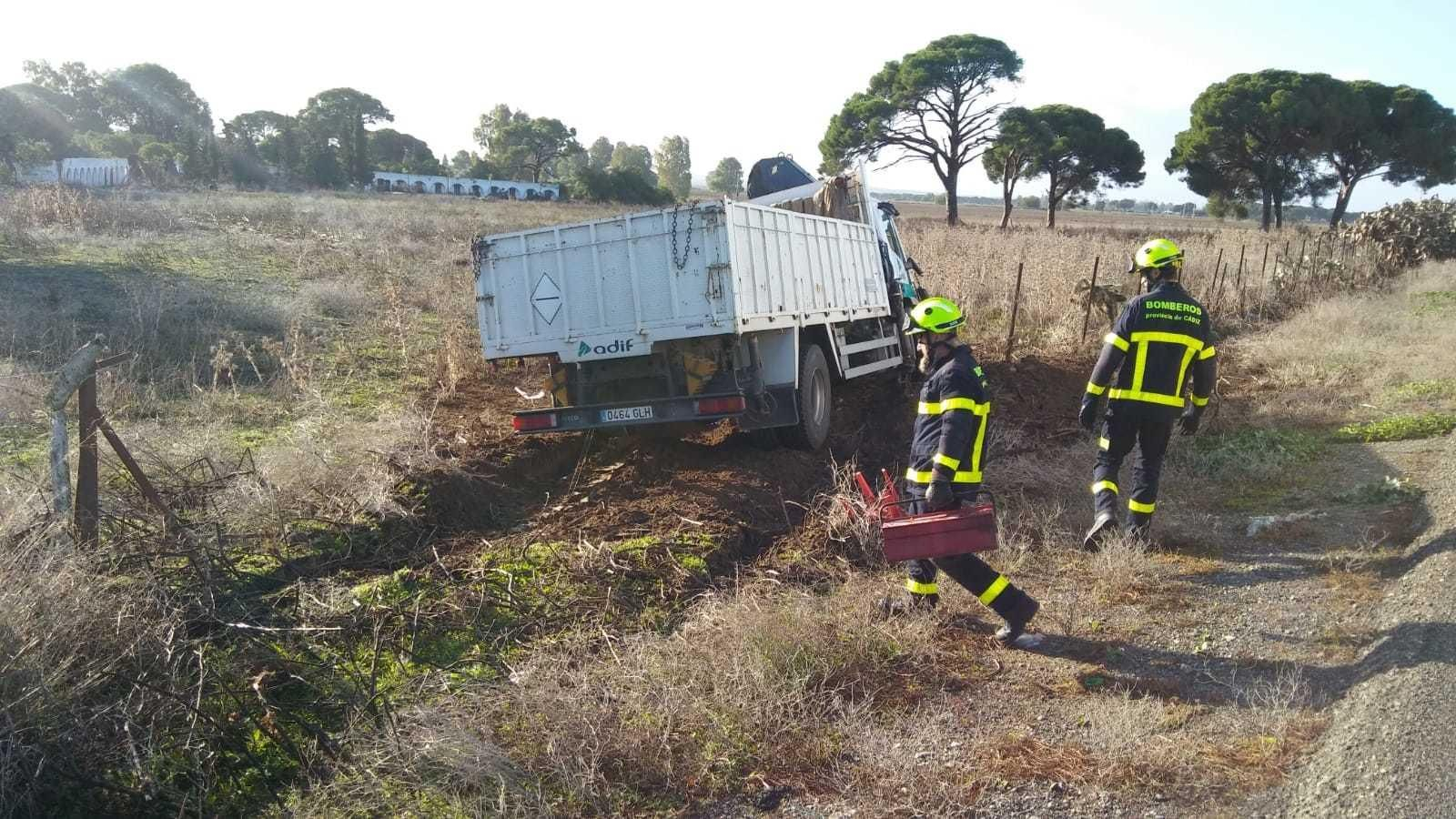 Efectivos de los Bomberos junto a uno de los vehículos implicados en el accidente mortal.