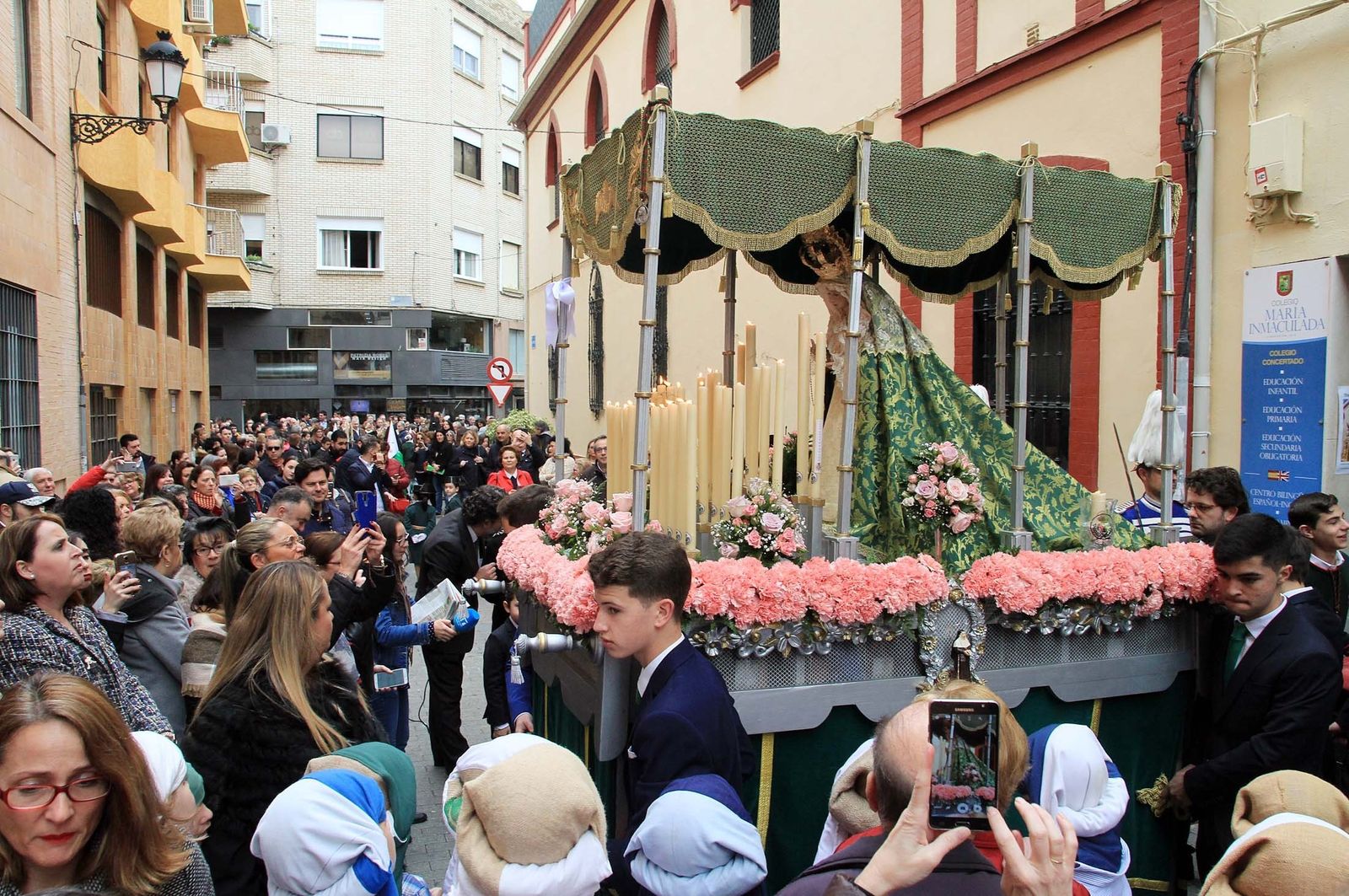 1. La imagen María Santísima de los Niños a la salida del colegio María Inmaculada. 2. El Cristo en el inicio de la salida procesional por las calles del centro de Huelva. 3 y 4. Alumnas del María Inmaculada vestidas de hebreas y con mantilla. 5 y 6.  Penitentes de la procesión del colegio Diocesano y centuria romana. 7 y 8. Niños de la Escuela Infantil Jardín de la Luz junto a los pasos en distintos momentos de la salida procesional. 9. El paso del misterio del Diocesano, la imagen del Cristo es una de las novedades.