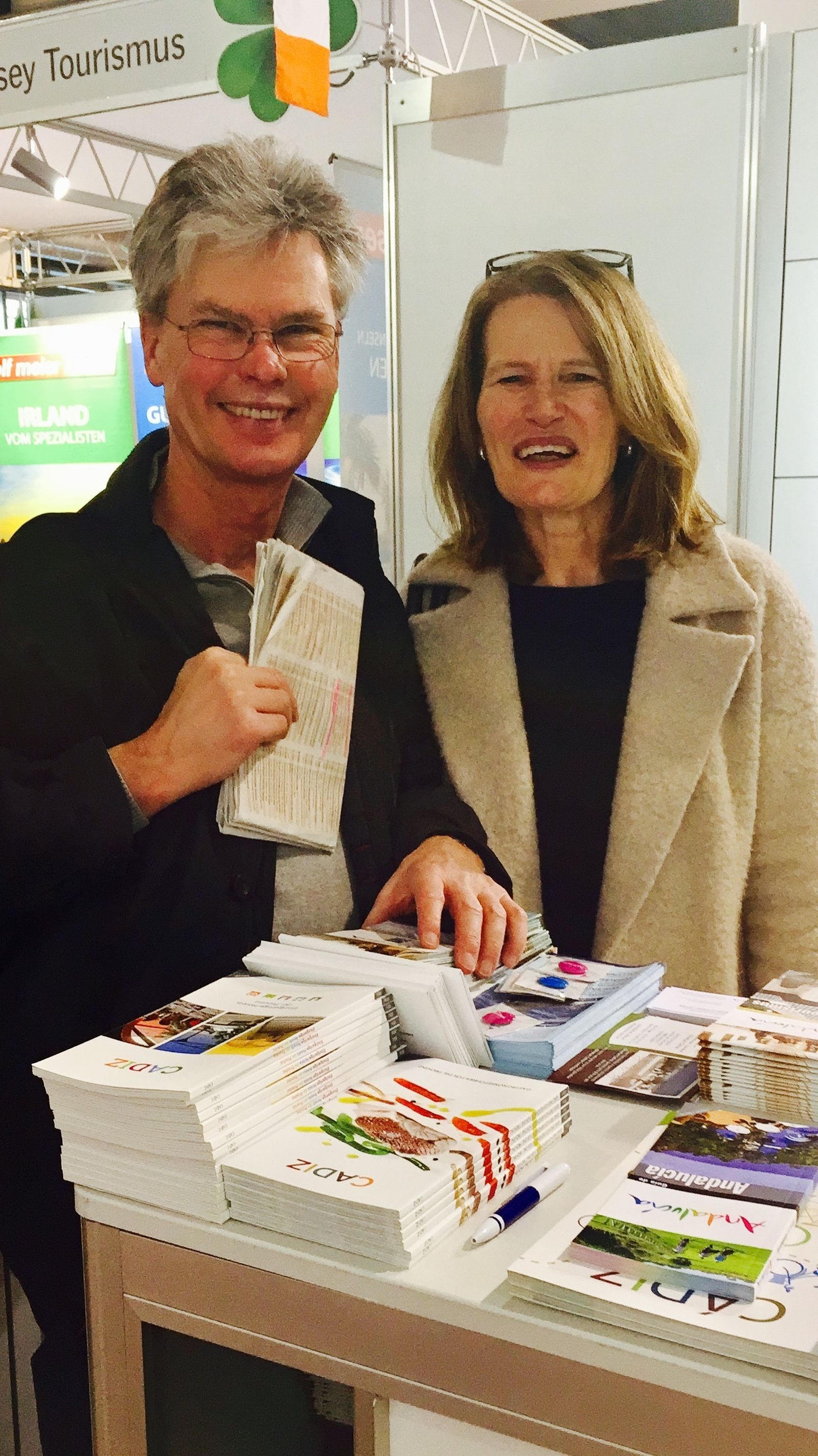 Una pareja suiza recoge información turística de la provincia en Munich.