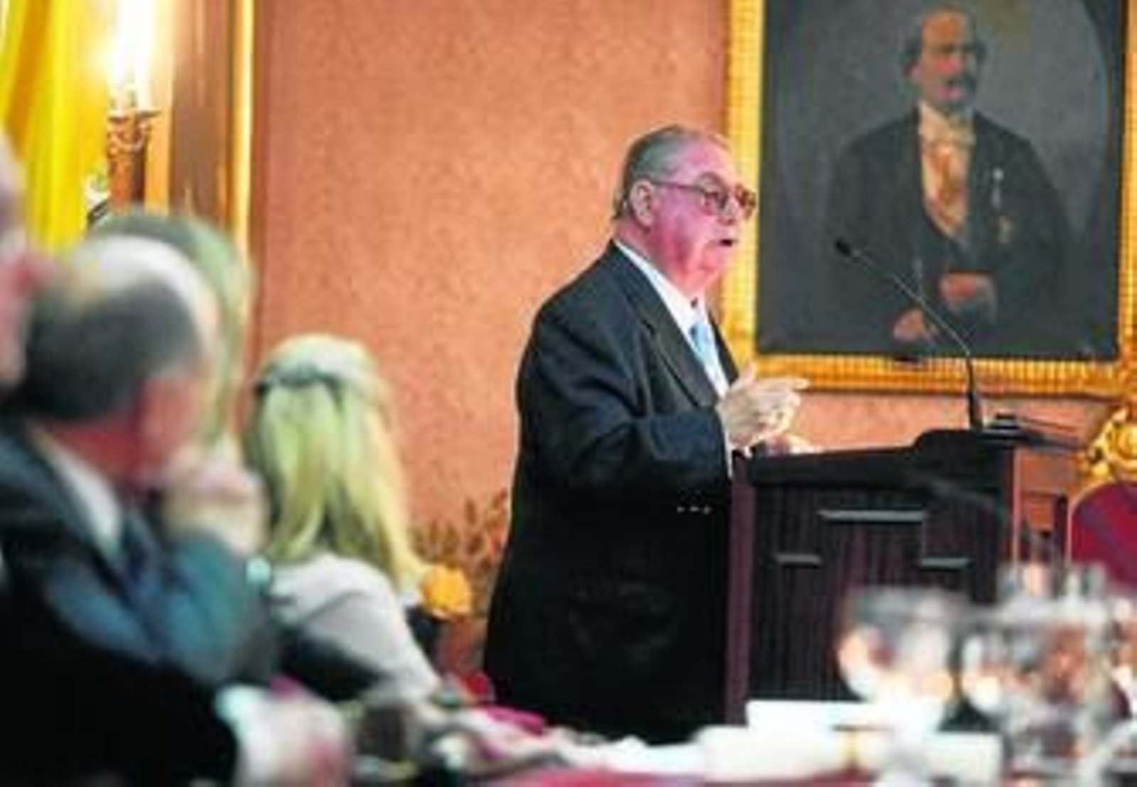 Luis Navarro, durante su intervención en la sesión pública de la Academia celebrada en la Facultad de Medicina.