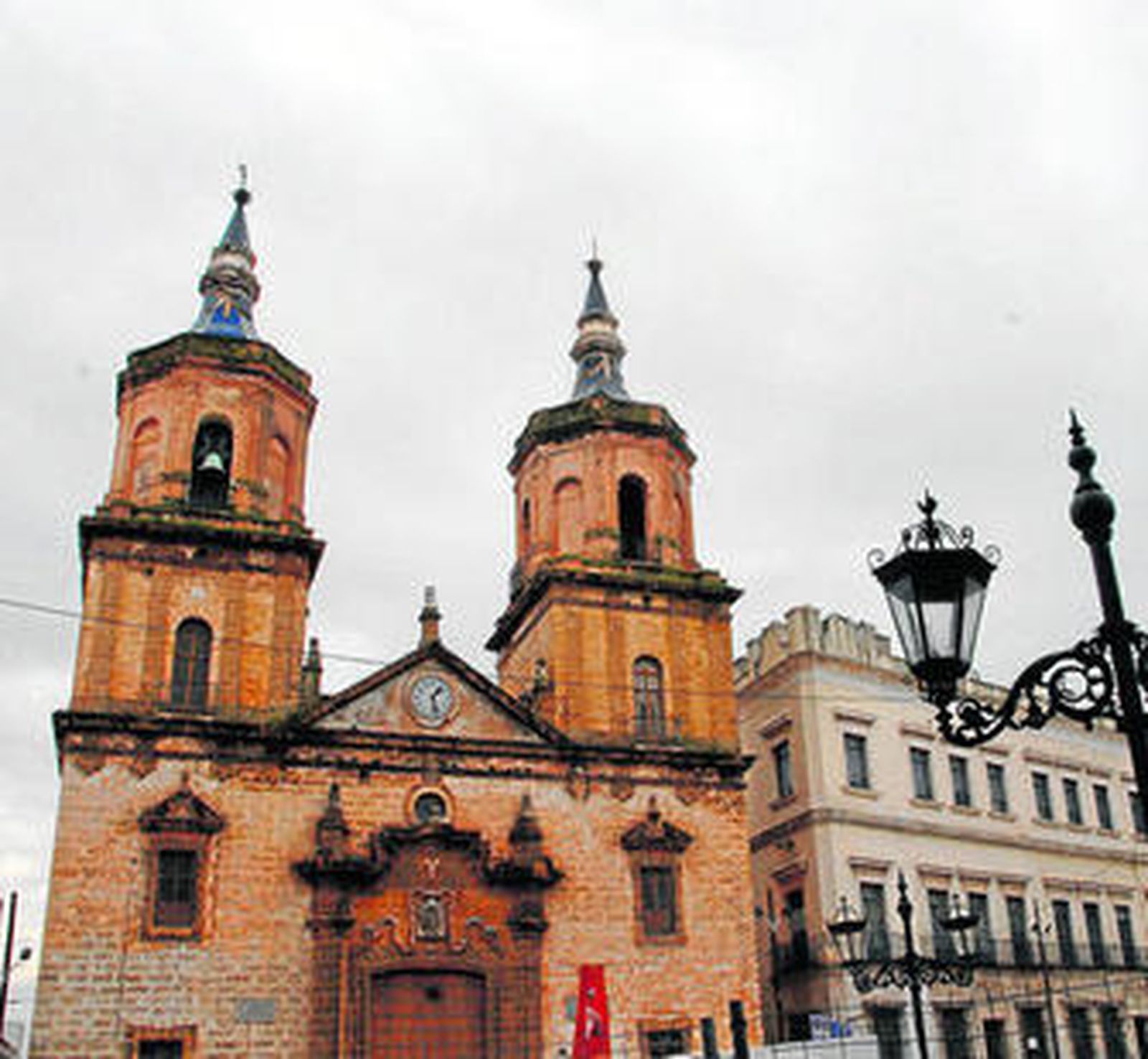 Fachada de la Iglesia Mayor Parroquial, en una imagen de ayer.