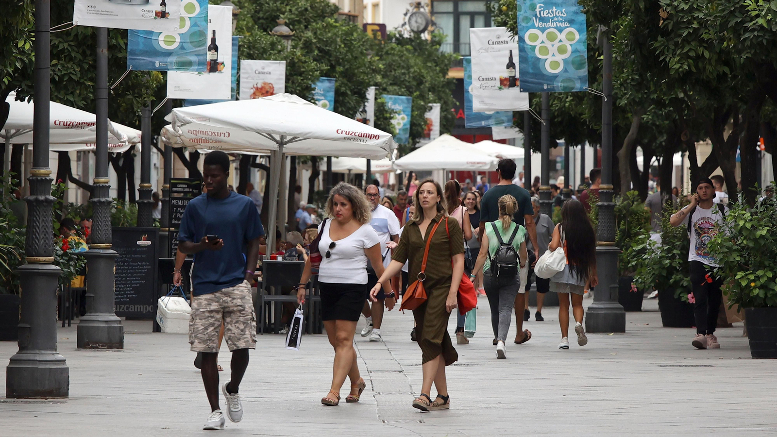 Varias personas caminando por la calle Larga días atrás