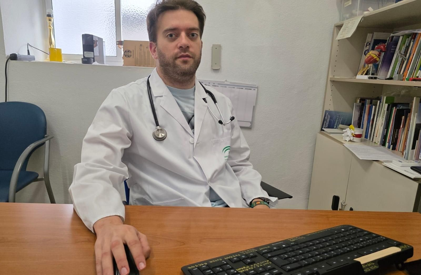 El médico rural Valerio Trigos, destinado en Iznájar.