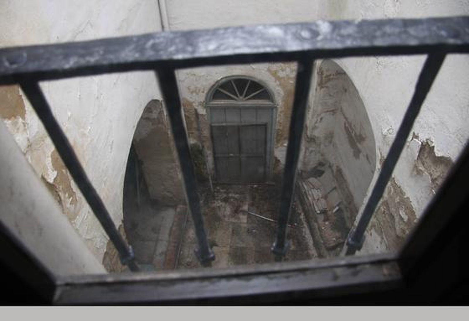 El convento Madre de Dios muestra unos tejados, esculturas, pinturas y muros plagados de desperfectos que demuestran su mal estado de conservación.

Foto: Belén Vargas