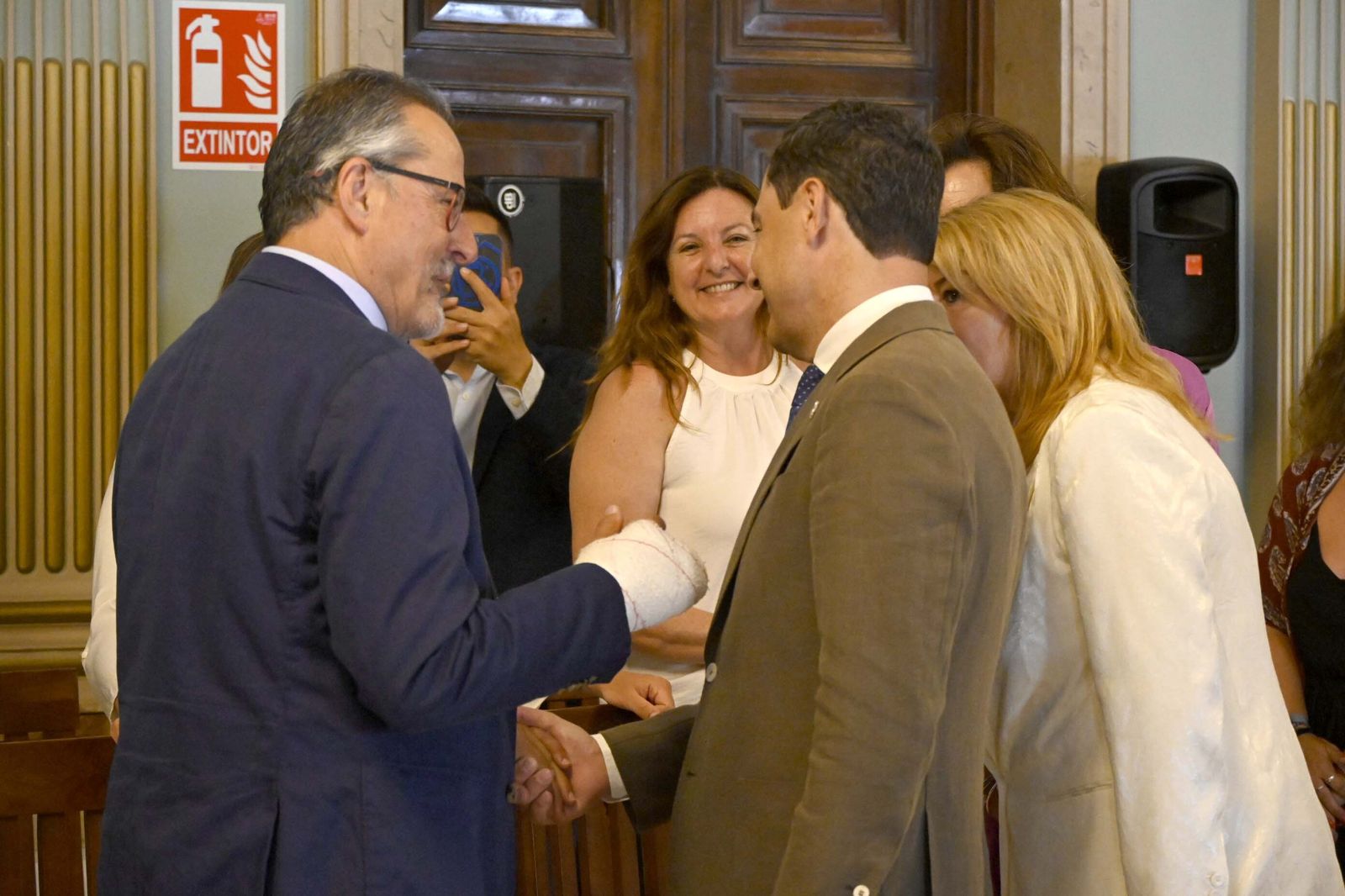 Visita de Juanma Moreno al Ayuntamiento de Huelva, en Imágenes