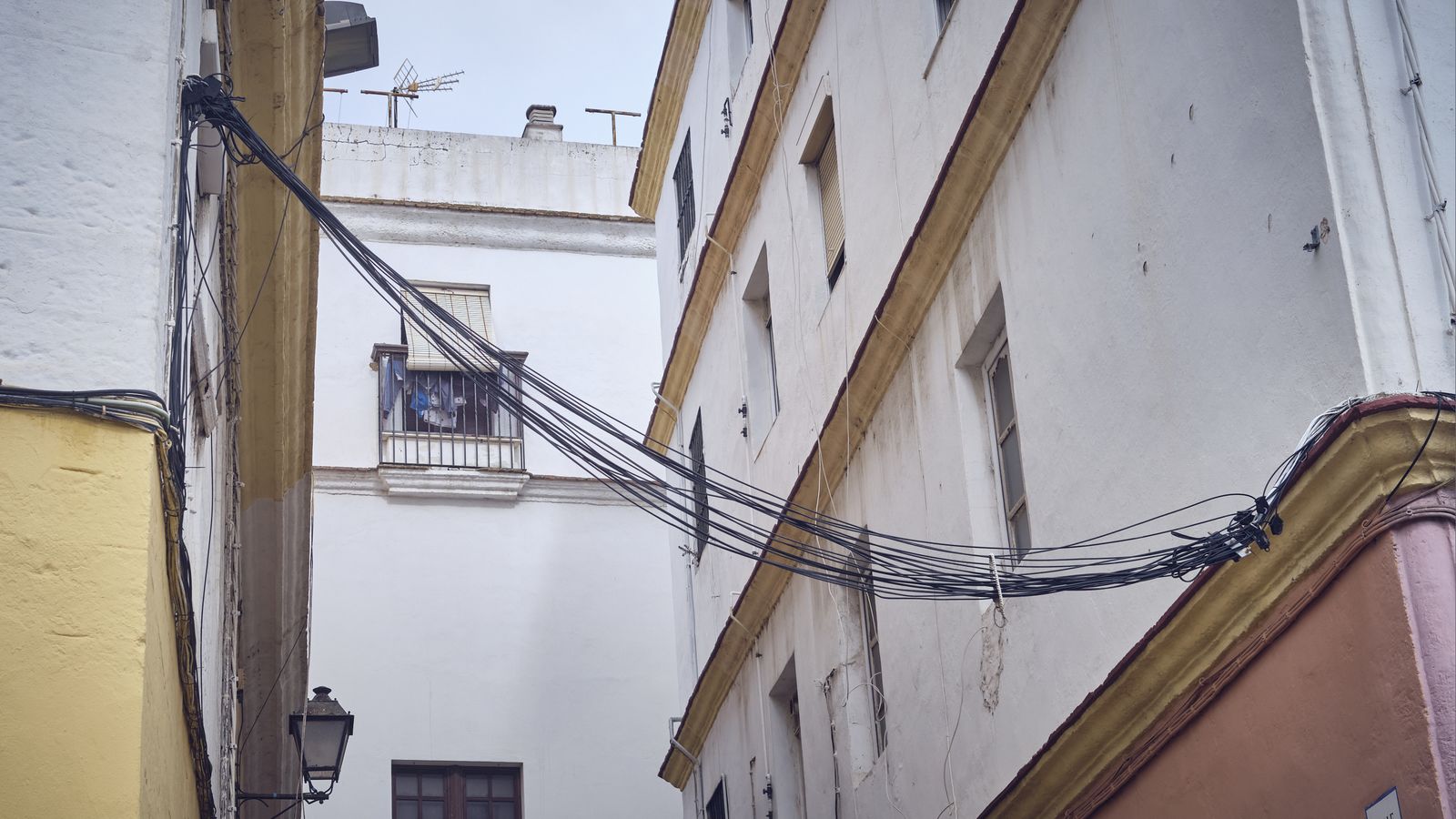 Cables cubriendo una fachada de Cádiz.